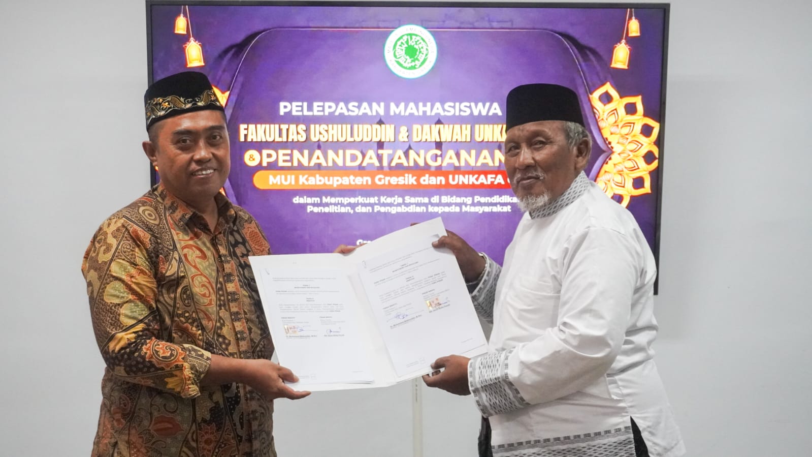Majelis Ulama Indonesia (MUI) Kabupaten Gresik bersama Universitas Kiai Abdullah Faqih (UNKAFA) resmi menandatangani Memorandum of Understanding (MoU) terkait pengembangan pendidikan, penelitian, serta pengabdian masyarakat, Selasa (2/12/2025) di Kantor MUI Gresik.
