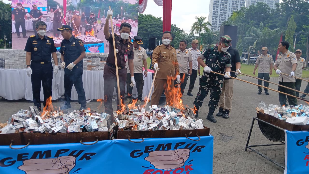Bupati Gresik bersama Kantor Bea Cukai Gresik memusnahkan 9.863.502 batang rokok ilegal dan 349,2 liter Minuman Mengandung Etil Alkohol (MMEA) di halaman Kantor Bupati Gresik, Selasa (9/12/2025).