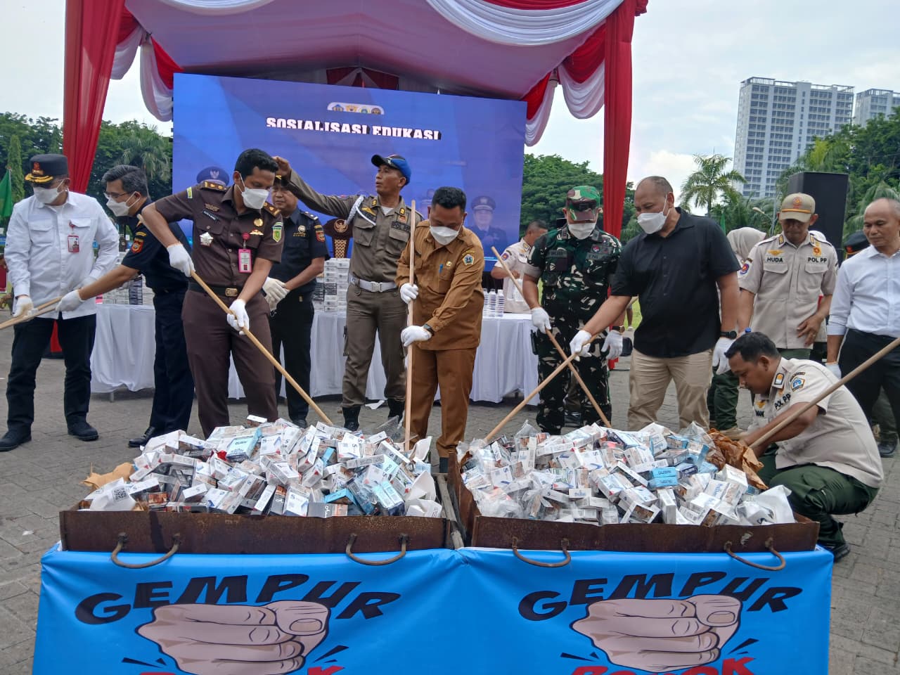 Bupati Gresik bersama Kantor Bea Cukai Gresik memusnahkan 9.863.502 batang rokok ilegal dan 349,2 liter Minuman Mengandung Etil Alkohol (MMEA) di halaman Kantor Bupati Gresik, Selasa (9/12/2025).