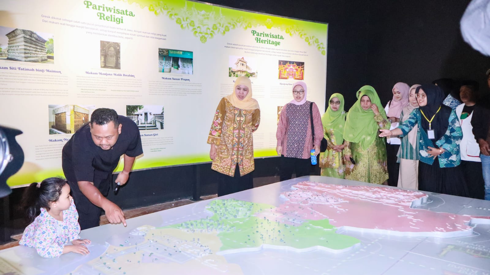 Naik Bus Trans Jatim, Gubernur Khofifah dan Bupati Gresik Kunjungi Gresik Universal Science