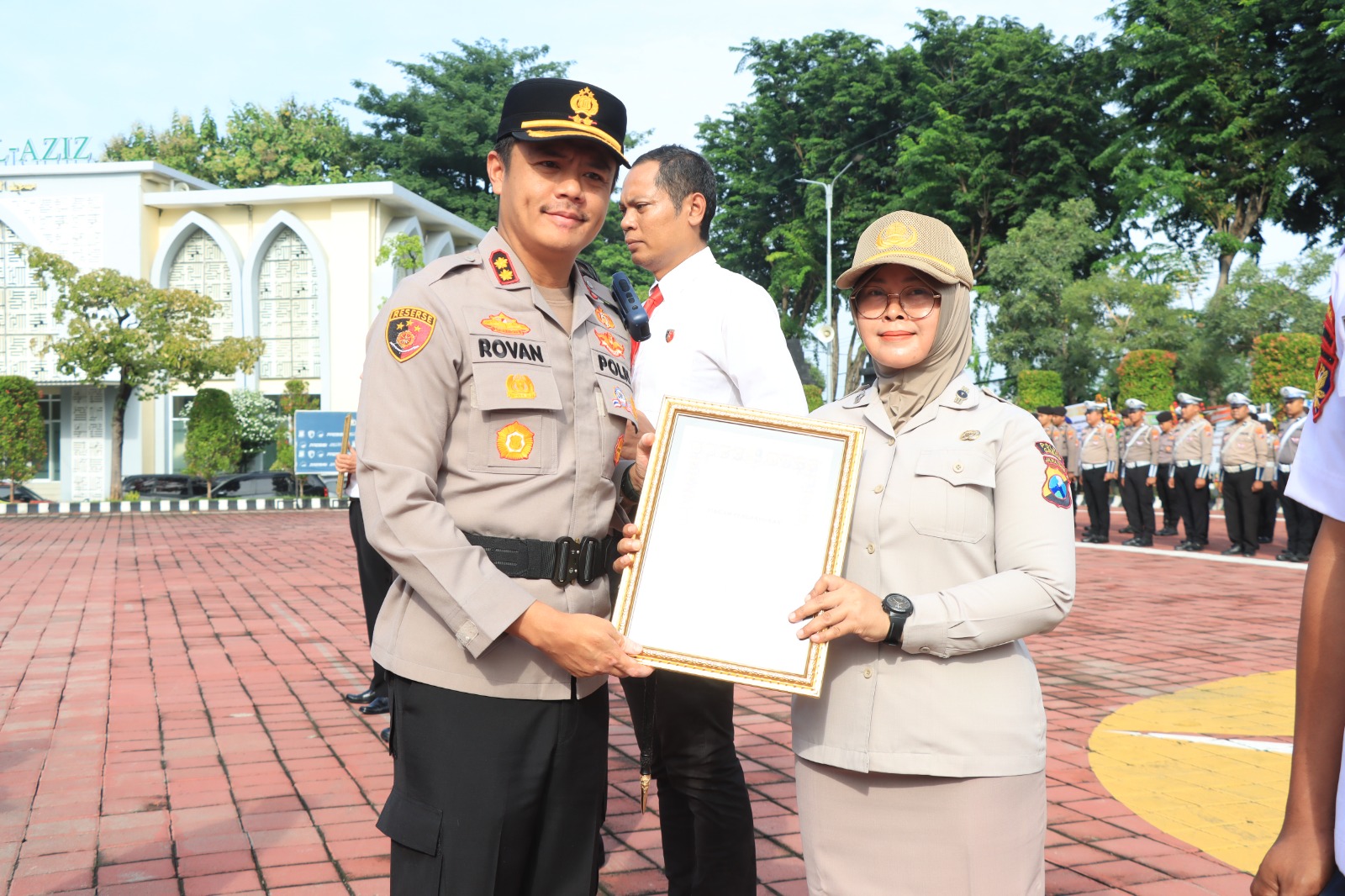 Kapolres Gresik Beri Penghargaan Personel dan Warga Berprestasi, Tegaskan Sinergi Polisi–Masyarakat