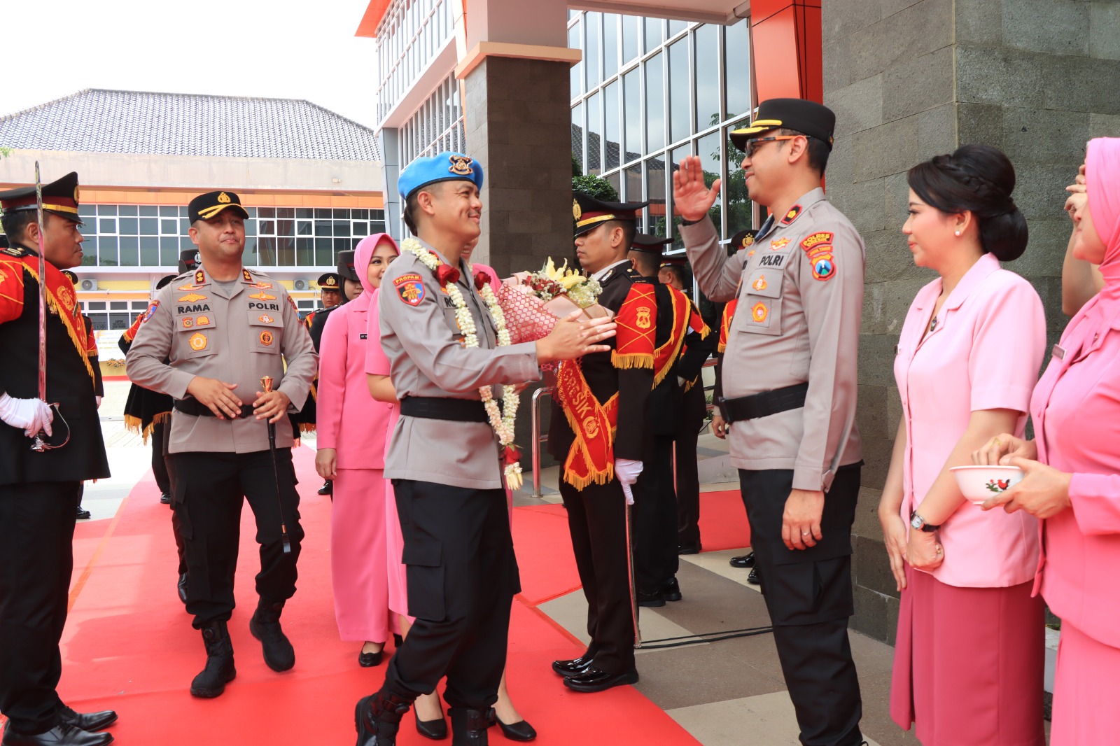 Pergantian pucuk pimpinan di lingkungan Polres Gresik berlangsung khidmat melalui Tradisi Farewell and Welcome Parade (Pisah Sambut) Kapolres Gresik yang digelar di Mapolres Gresik, Selasa (13/1/2026).
