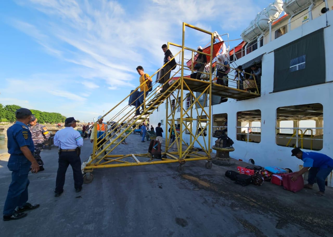 Transportasi laut ke Pulau Bawean