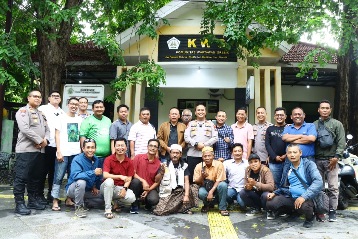Kapolres Gresik AKBP Ramadhan Nasution bersama Wartawan saat melakukan silaturahmi ke Komunitas Wartawan Gresik (KWG), Selasa (21/1/2026).