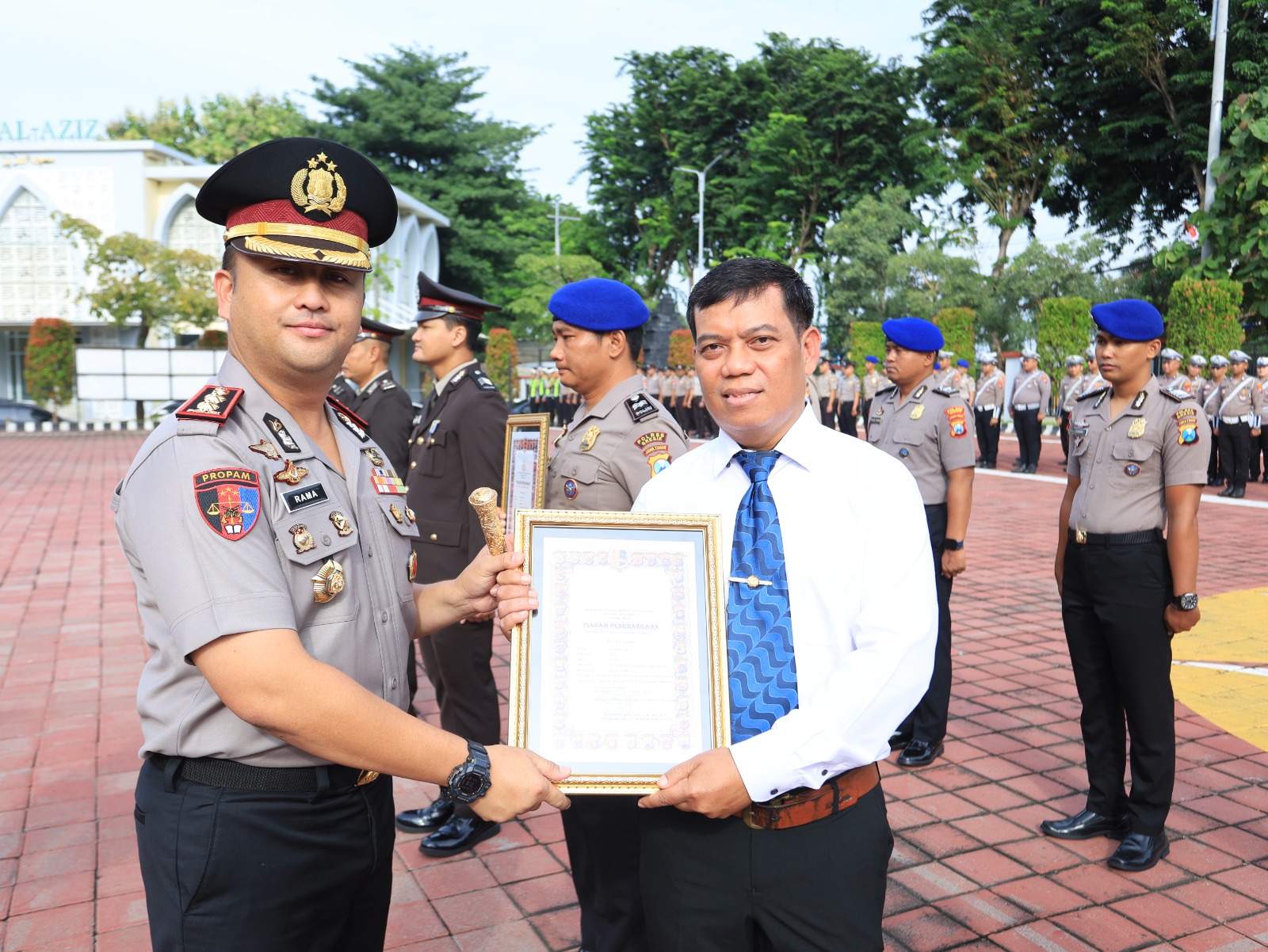 Kapolres Gresik Beri Penghargaan Personel Berprestasi, Dorong Semangat “Jogo Gresik”