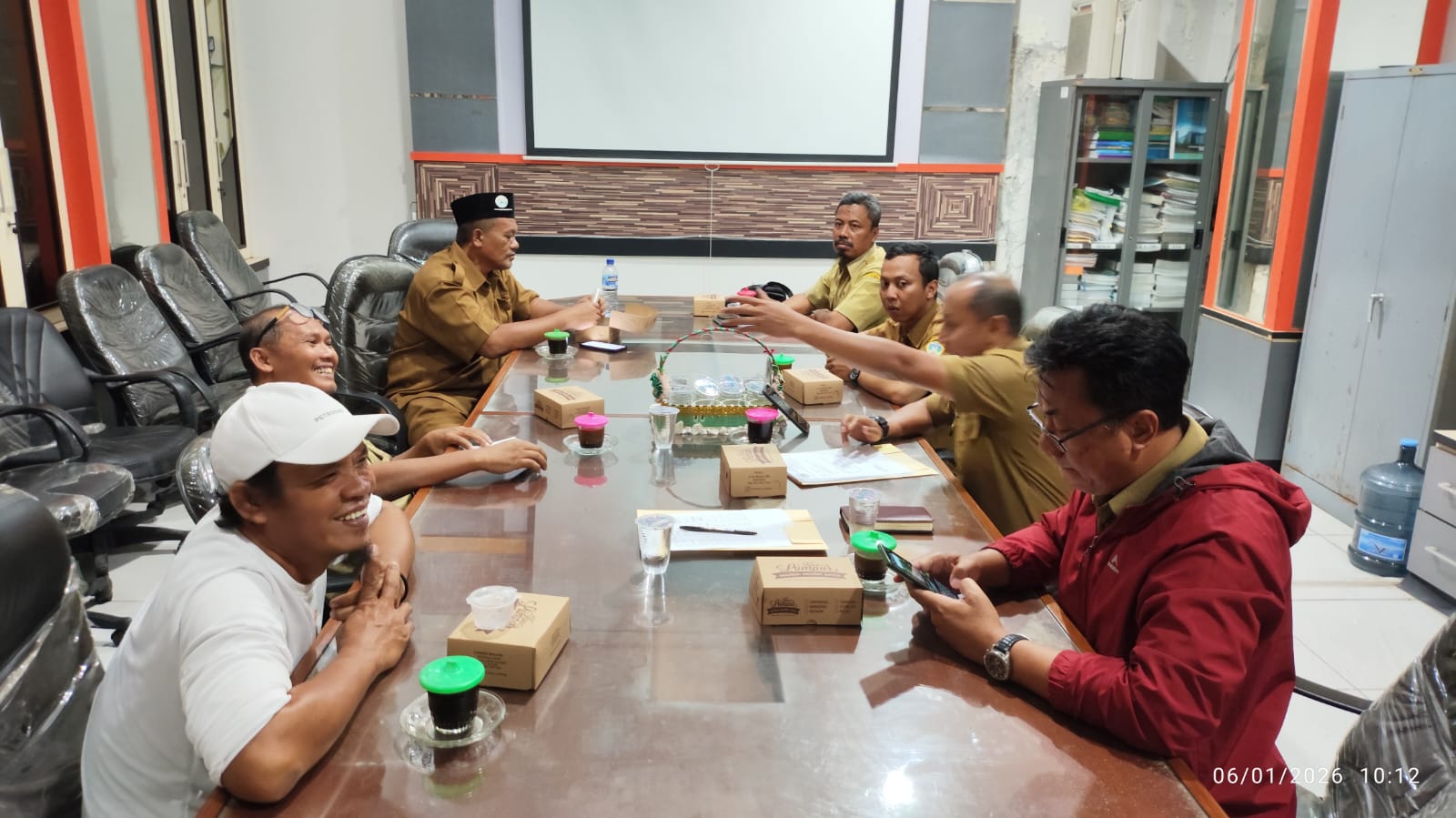 Melalui Dinas Koperasi, Usaha Mikro, Perindustrian, dan Perdagangan (Diskoperindag), Pemkab Gresik menjalin kerja sama dengan Pemerintah Desa Randuboto untuk pengelolaan sampah Pasar Sidayu selama periode 2026–2027.