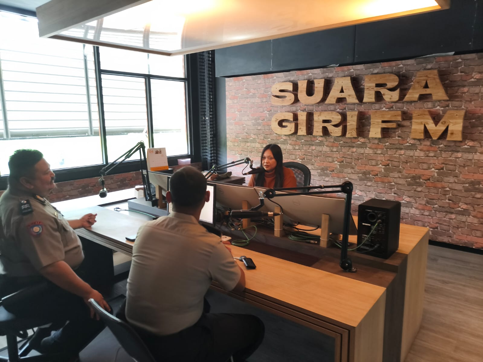 Sat Binmas Polres Gresik Gaungkan Imbauan Kamtibmas Lewat Dialog Interaktif di Radio