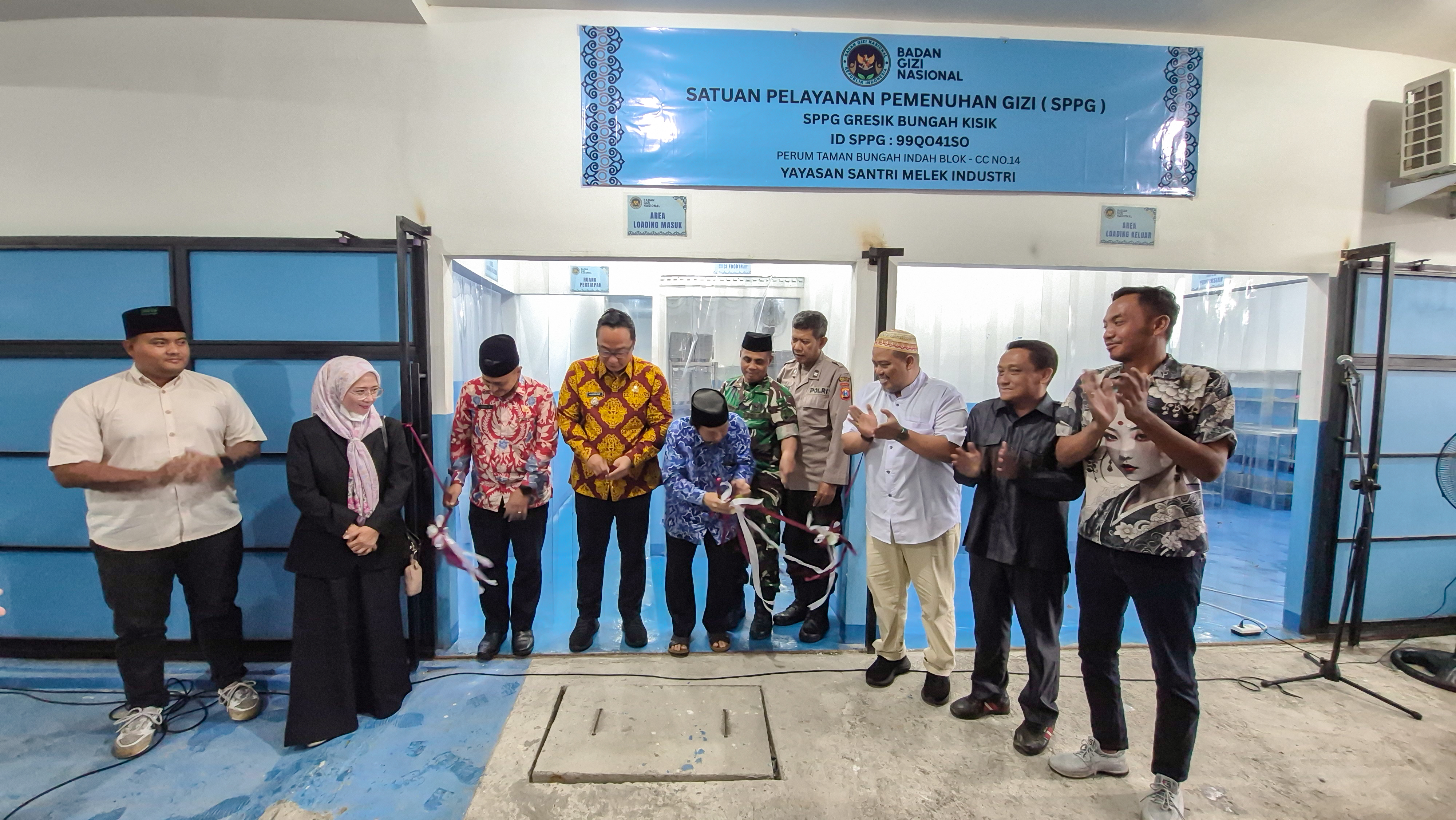 Wakil Bupati Gresik Asluchul Alif di dampingin jajaran Muspika Kecamatan Bungah, saat Launching Dapur SPPG Sinar Giri Kedaton Kisik Bungah