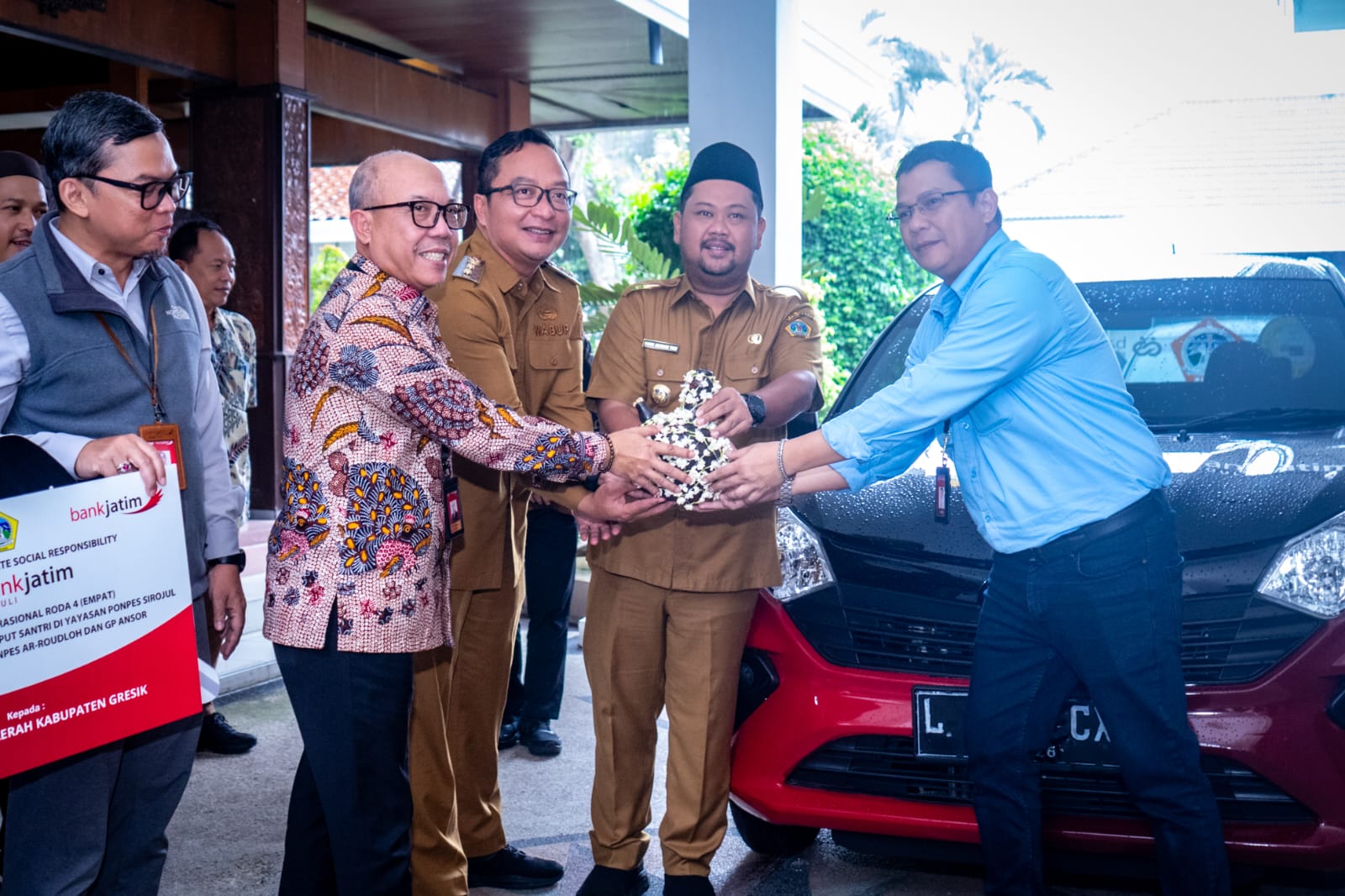 Pemerintah Kabupaten Gresik menerima bantuan tiga unit mobil operasional dari program Corporate Social Responsibility (CSR) Bank Jatim.