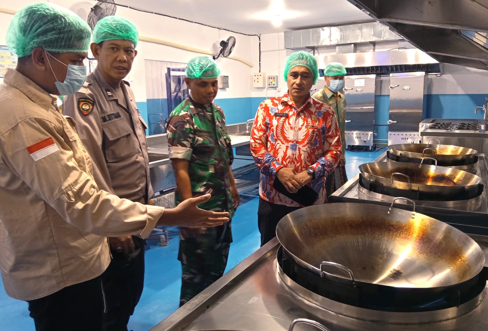 Kepala SPPG Nopijal Rizki saat mendampingi jajaran muspika Kecamatan Bungah saat melakukan peninjauan Dapur MBG Sinar Giri Kedaton Kisik Bungah.