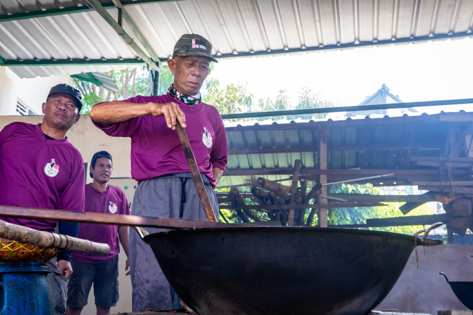 proses pengolahan Kolak Ayam Sanggring di area Masjid Jami' Sunan Dalem, Desa Gumeno, Kecamatan Manyar, Kabupaten Gresik, Kamis (12/3/2026).