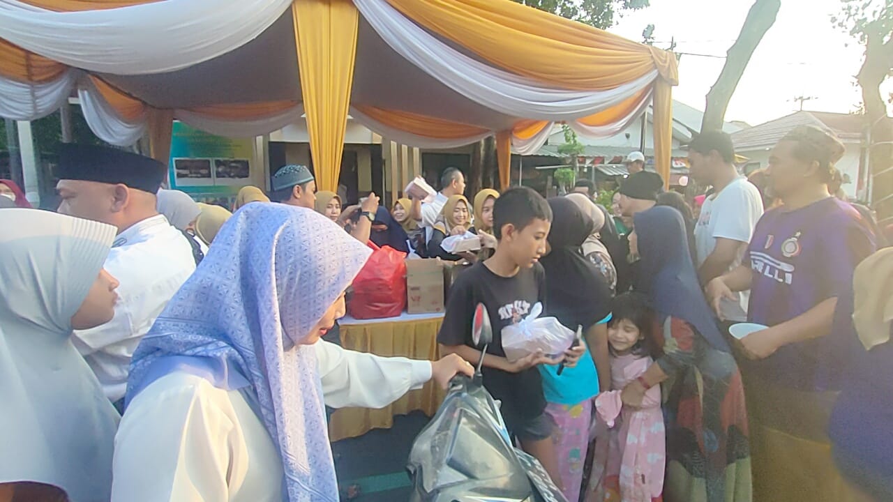 Ibu-ibu Komunitas Wartawan Grisse bagikan 400 paket takjil kepada warga dan pengendara yang melintas di depan sekretariat KWG di kawasan Bandar Grisse,