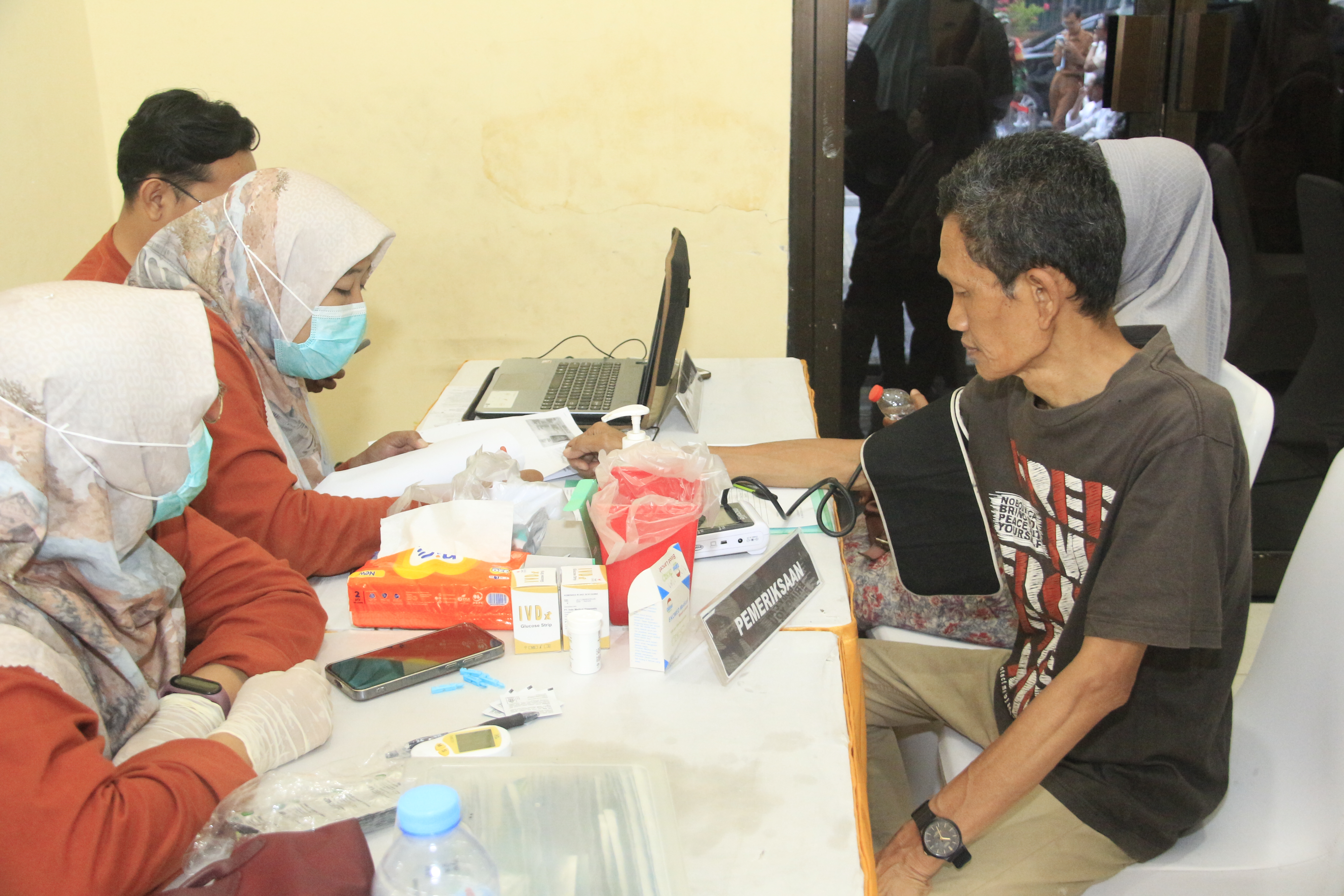 Peringati HPN 2026, KWG Gresik Gelar Baksos Kesehatan untuk Ratusan Warga