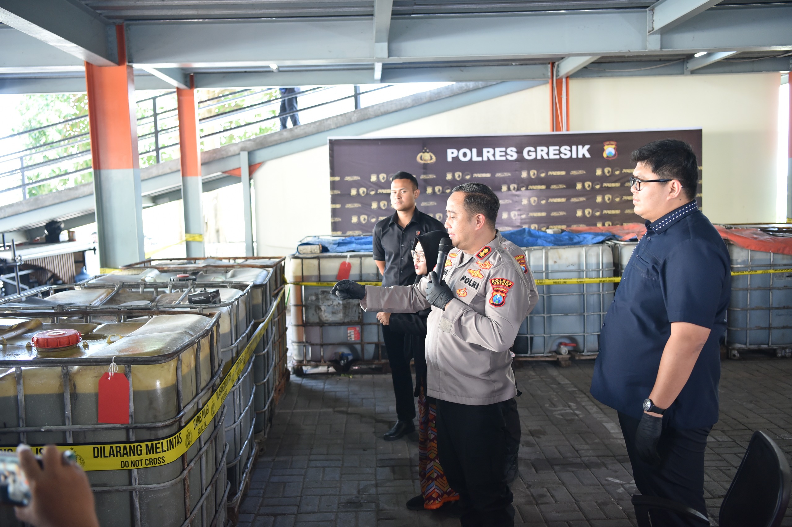 Polres Gresik berhasil mengungkap kasus penyalahgunaan bahan bakar minyak (BBM) jenis solar subsidi dengan total barang bukti mencapai sekitar 17.000 liter.