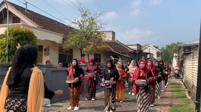 Unik dan Kreatif, Wali Murid di Gresik Tampil Drum Band dari Barang Bekas di Hari Kartini