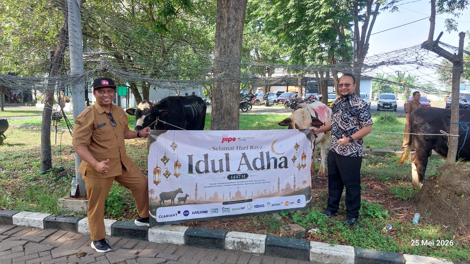 Manager Community Development PT BKMS, Yudi Darjanto saat menyerahkan hewan kurban kepada Pemerintah Kabupaten Gresik.