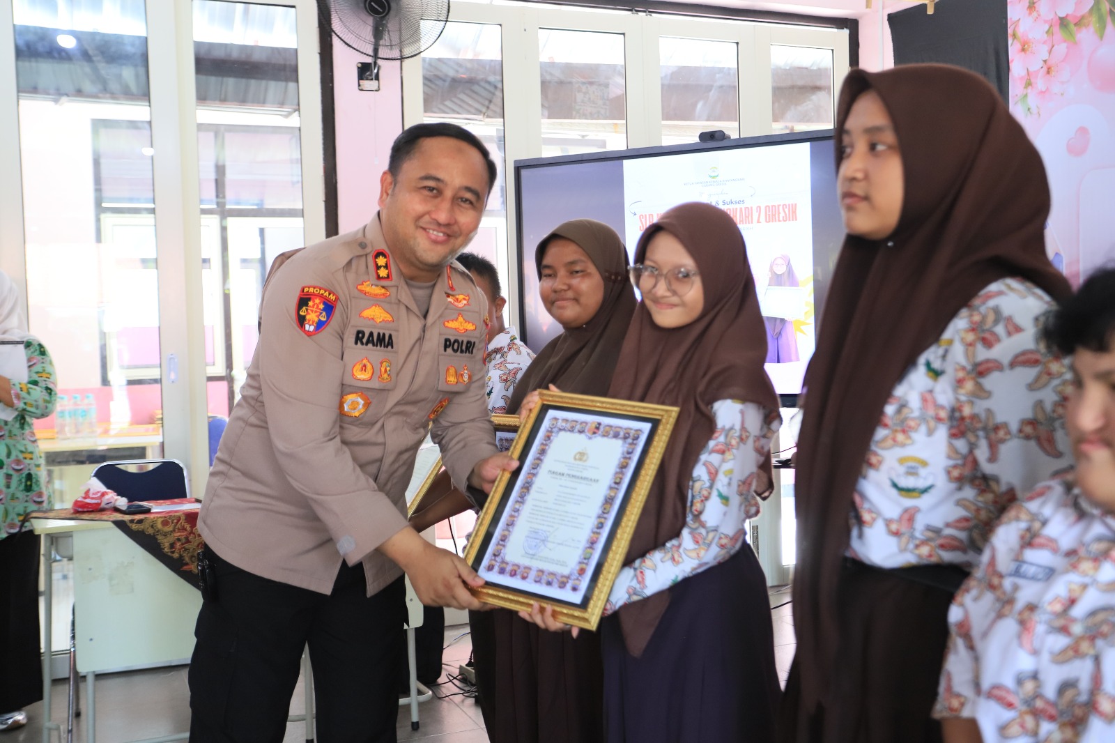 Kapolres Gresik dan Bhayangkari Beri Penghargaan Guru serta Siswa Berprestasi SLB Kemala Bhayangkari 2