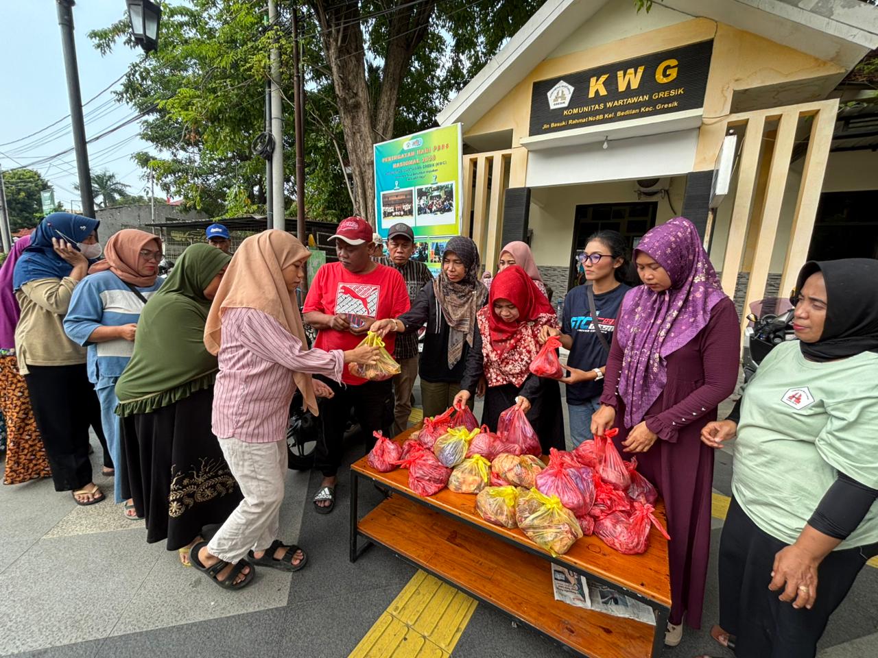 KWGe Salurkan Ratusan Paket Daging Kurban untuk Warga dan Pekerja Informal di Gresik