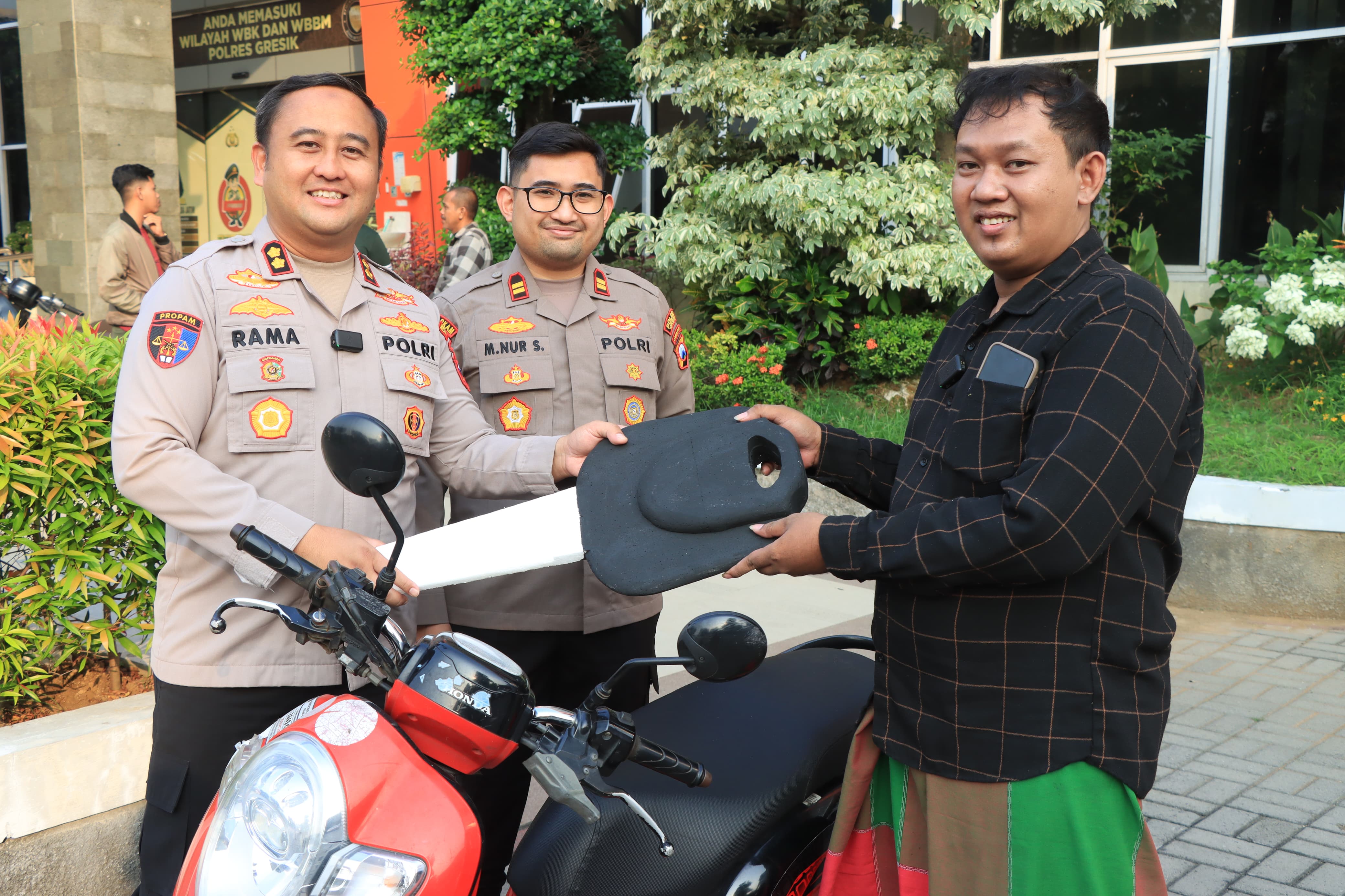 Polres Gresik Kembalikan Motor Hasil Curian kepada Korban, Wujudkan Kepastian Hukum dan Pelayanan Masyarakat