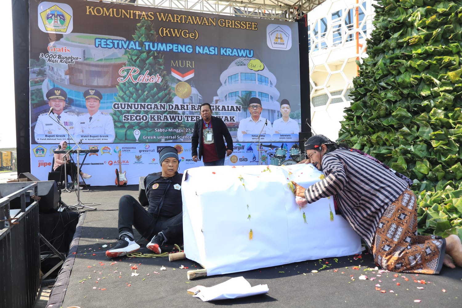Teater KWGe “Bangkit dari Kematian” Guncang Festival Tumpeng Nasi Krawu, Ribuan Penonton Terpukau
