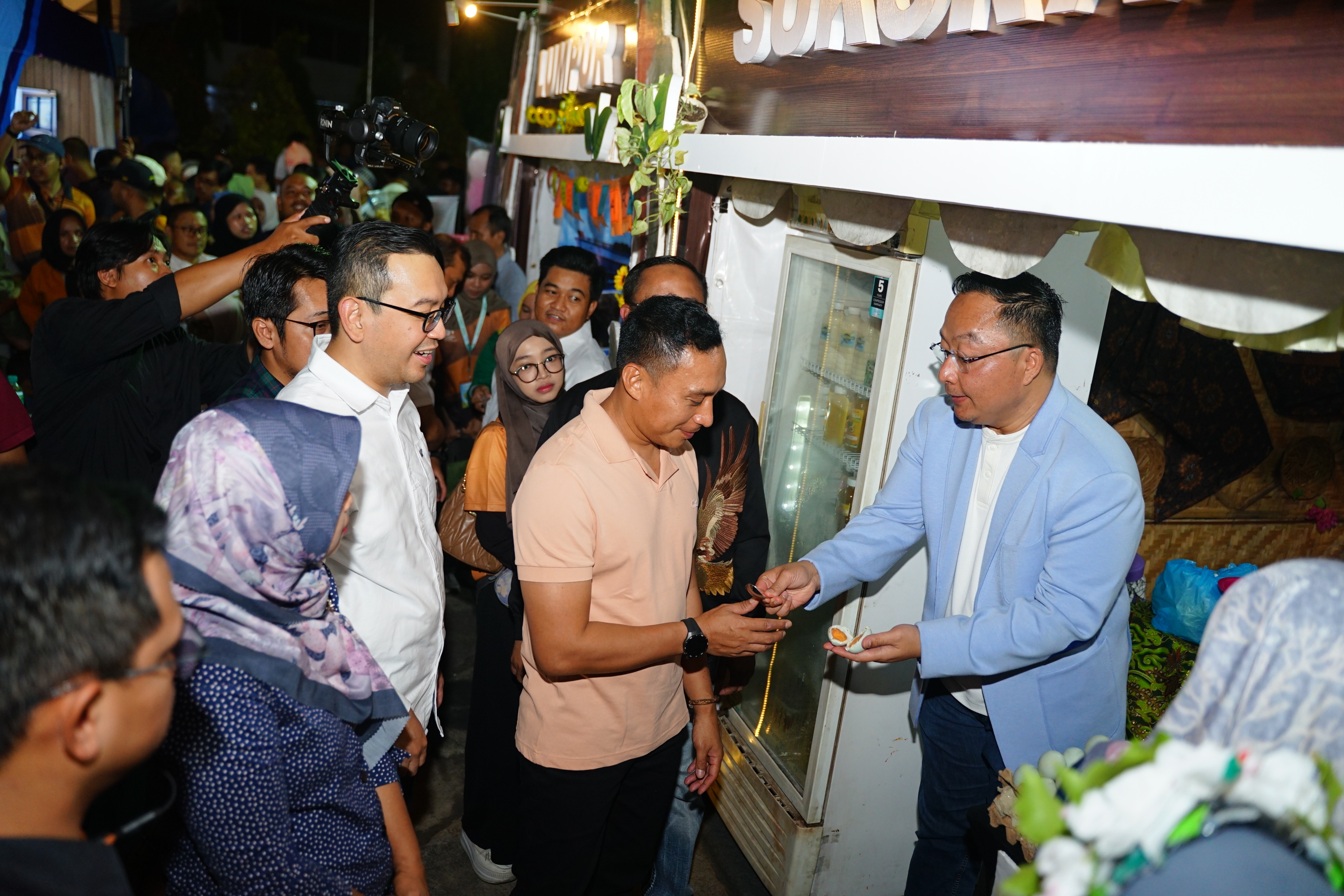 Wakil Bupati Gresik, Asluchul Alif (kanan), didampingi DKU PG, Adityo Wibowo (kiri) dan jajaran forkopimda Gresik mengunjungi salah satu stan UMKM pada PetroNite Fest 2026.