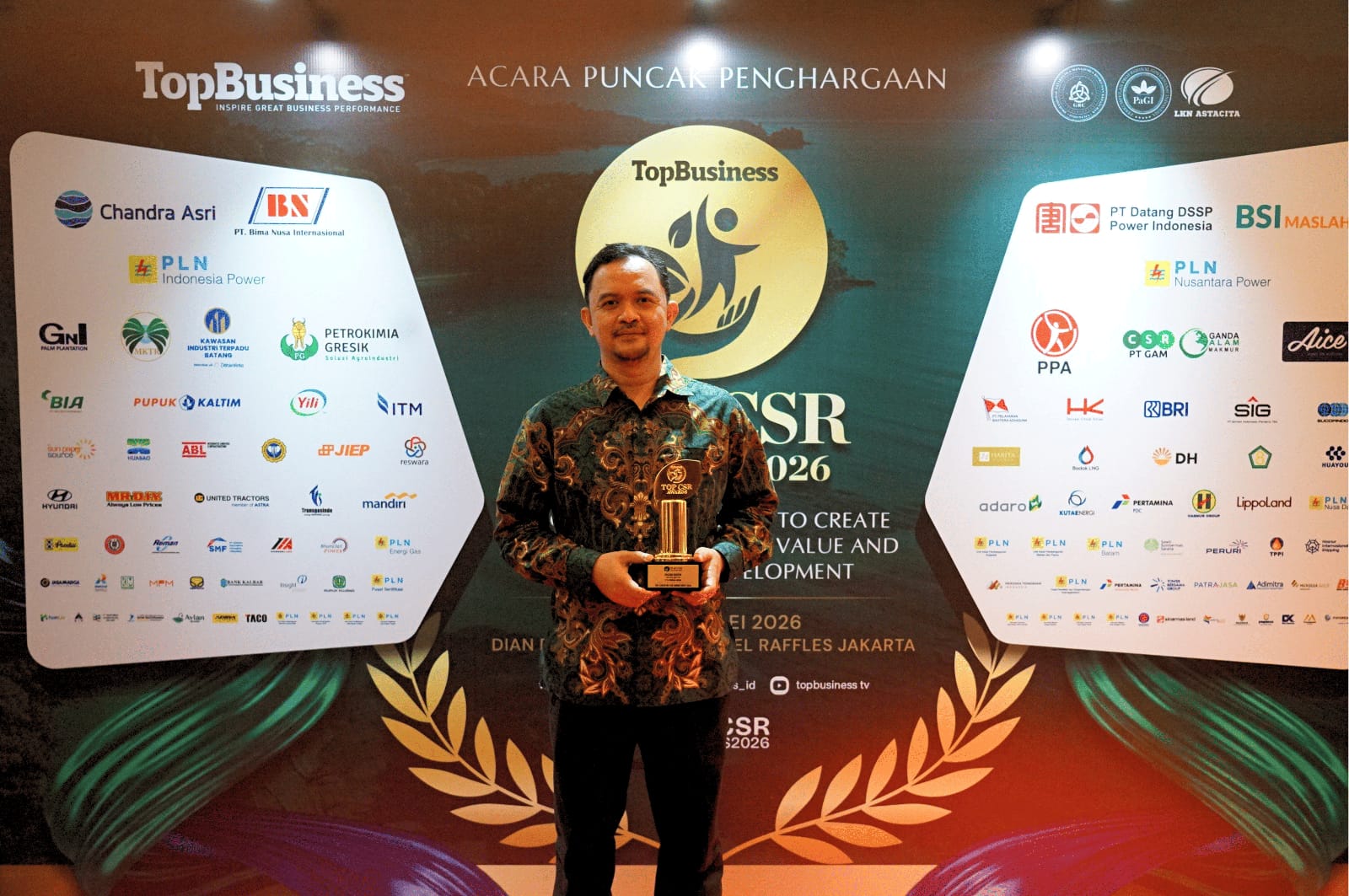SVP Umum Petrokimia Gresik, Fickry Martawisuda, usai menerima penghargaan Top CSR Awards 2026 di Jakarta