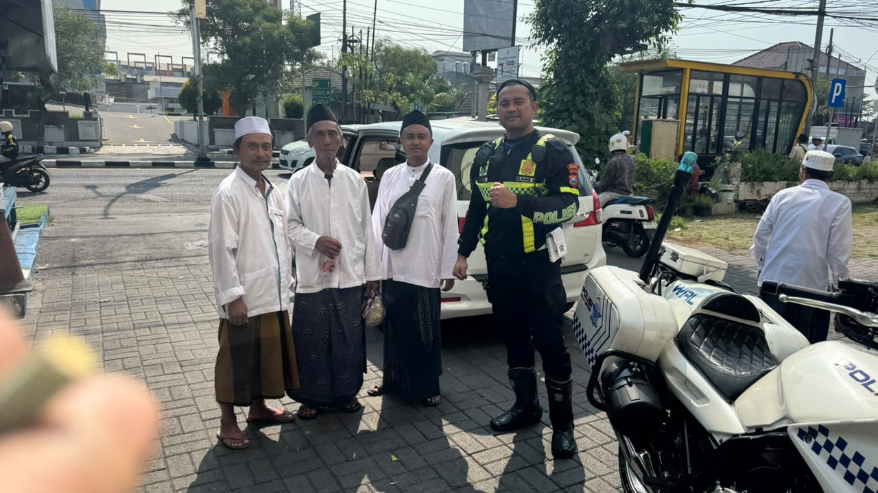 Aksi Humanis Polisi Gresik, Lansia yang Tersesat di Haul Akbar Berhasil Dipertemukan Kembali