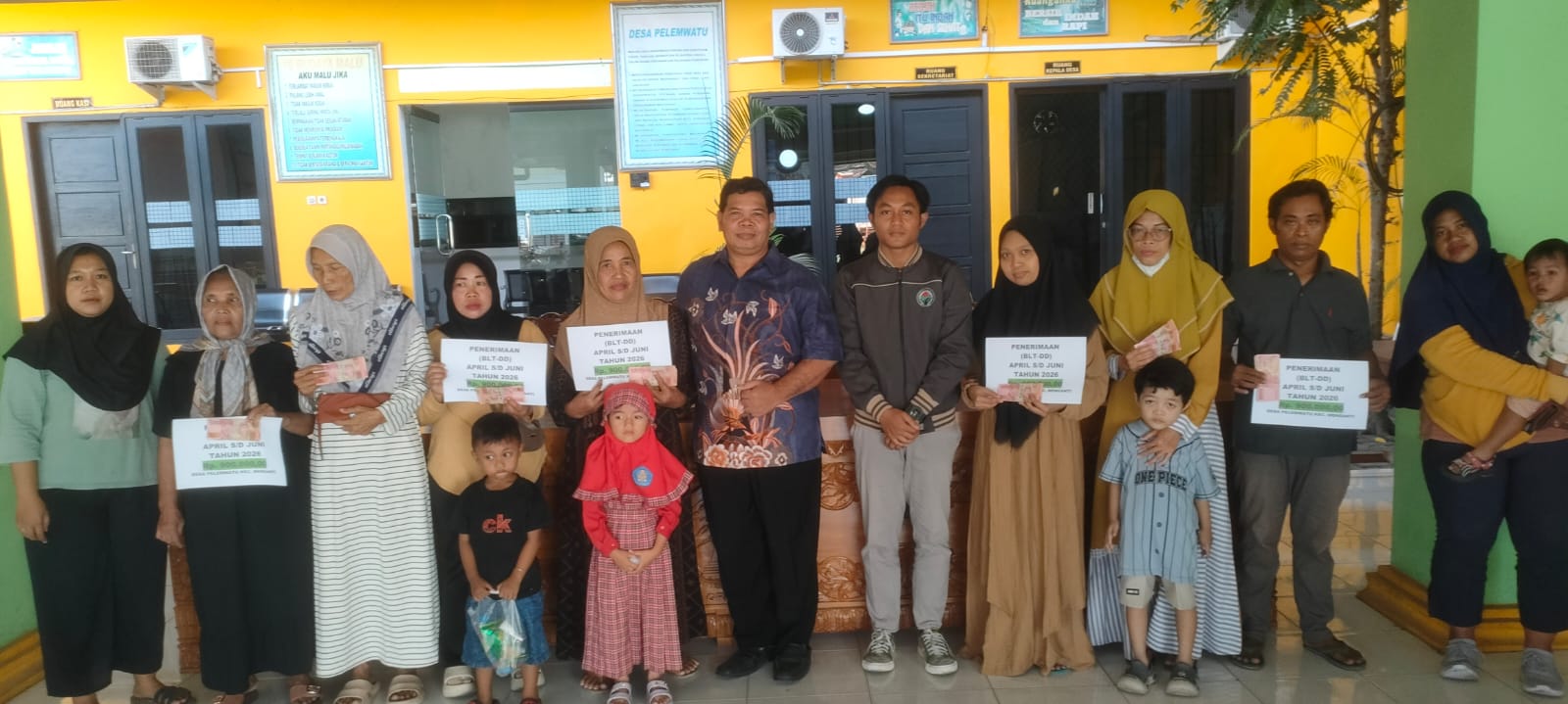 Pemdes Pelemwatu Salurkan BLT Dana Desa untuk 10 KPM, Dukung Penghapusan Kemiskinan Ekstrem