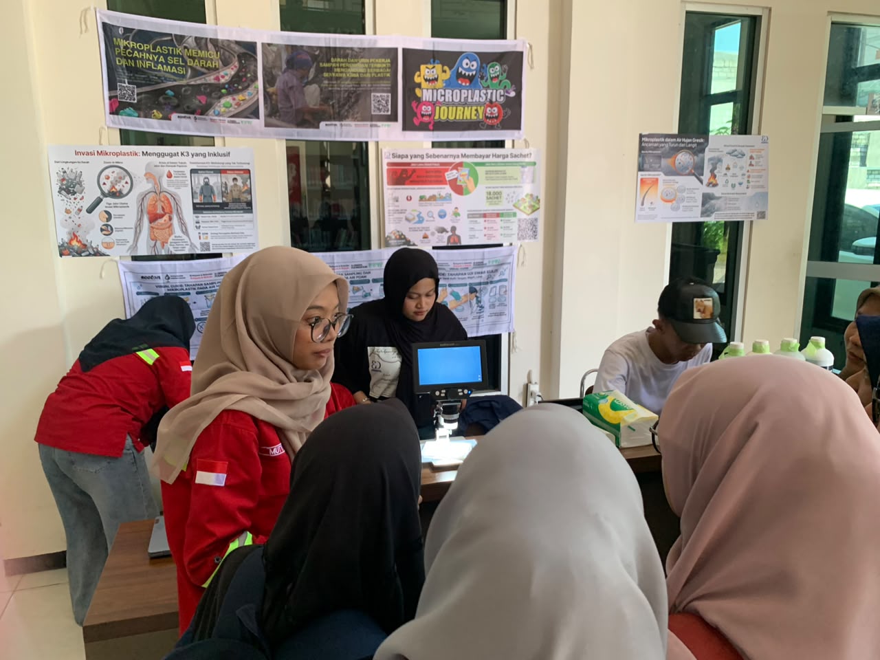 Mahasiswa USG Ungkap Paparan Mikroplastik pada 100 Responden di Gresik