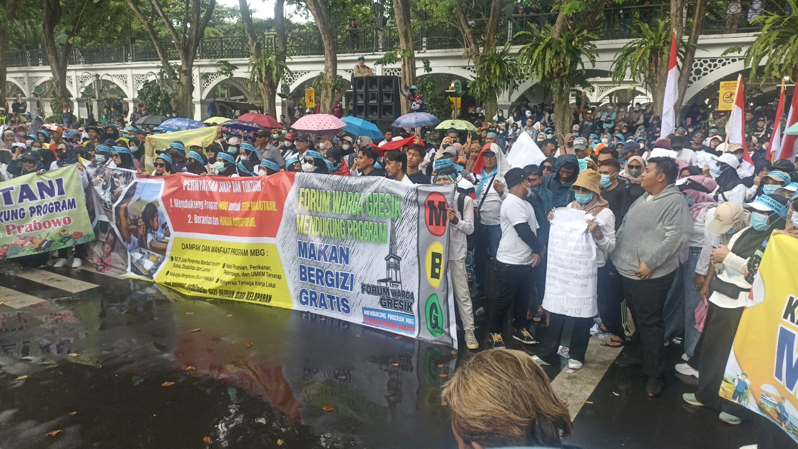 Aksi Damai di DPRD Gresik, Warga Minta Program MBG Tetap Berjalan