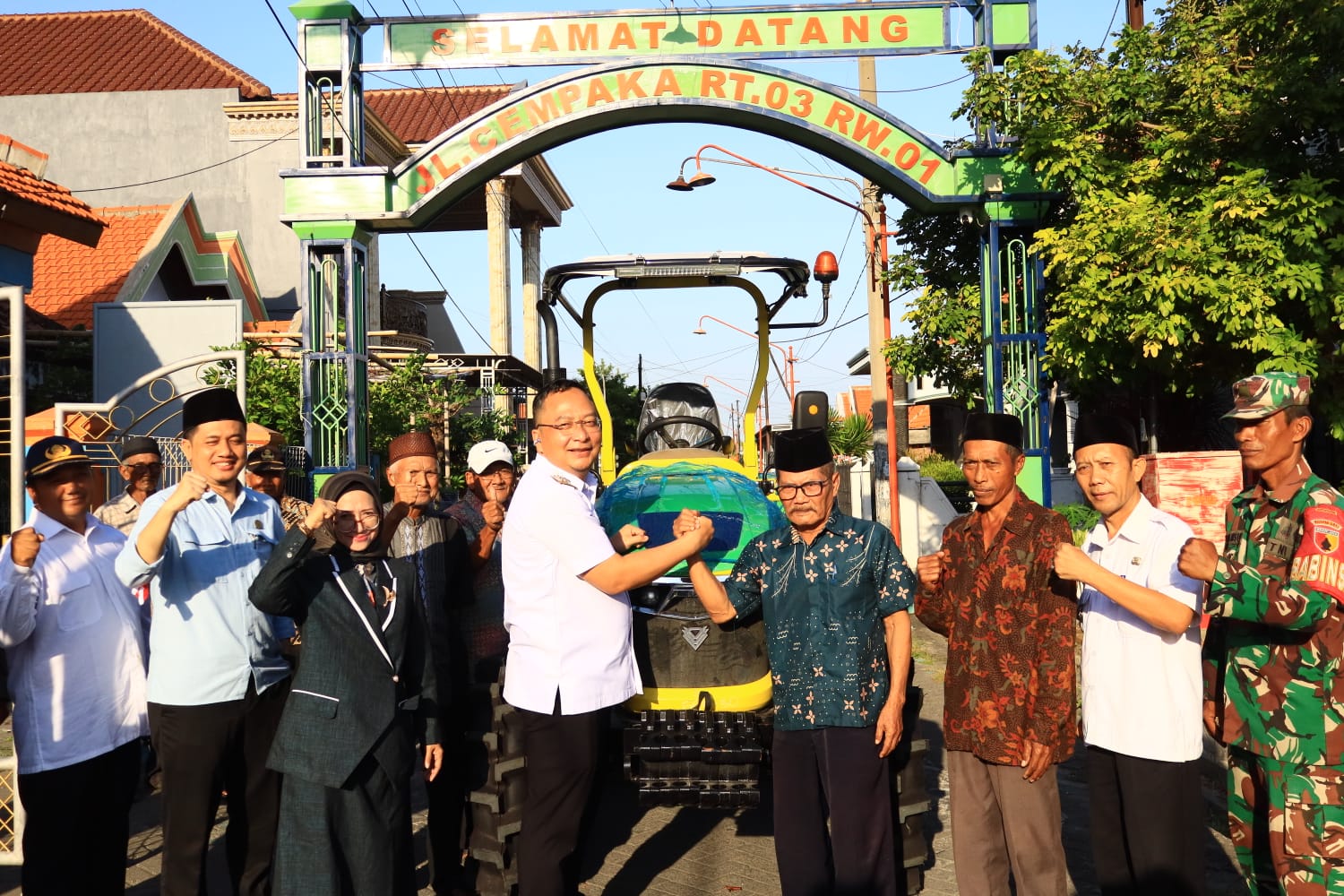 Wabup Gresik Serahkan Bantuan Alsintan dari Kementan, Dorong Modernisasi Pertanian dan Produktivitas Petani