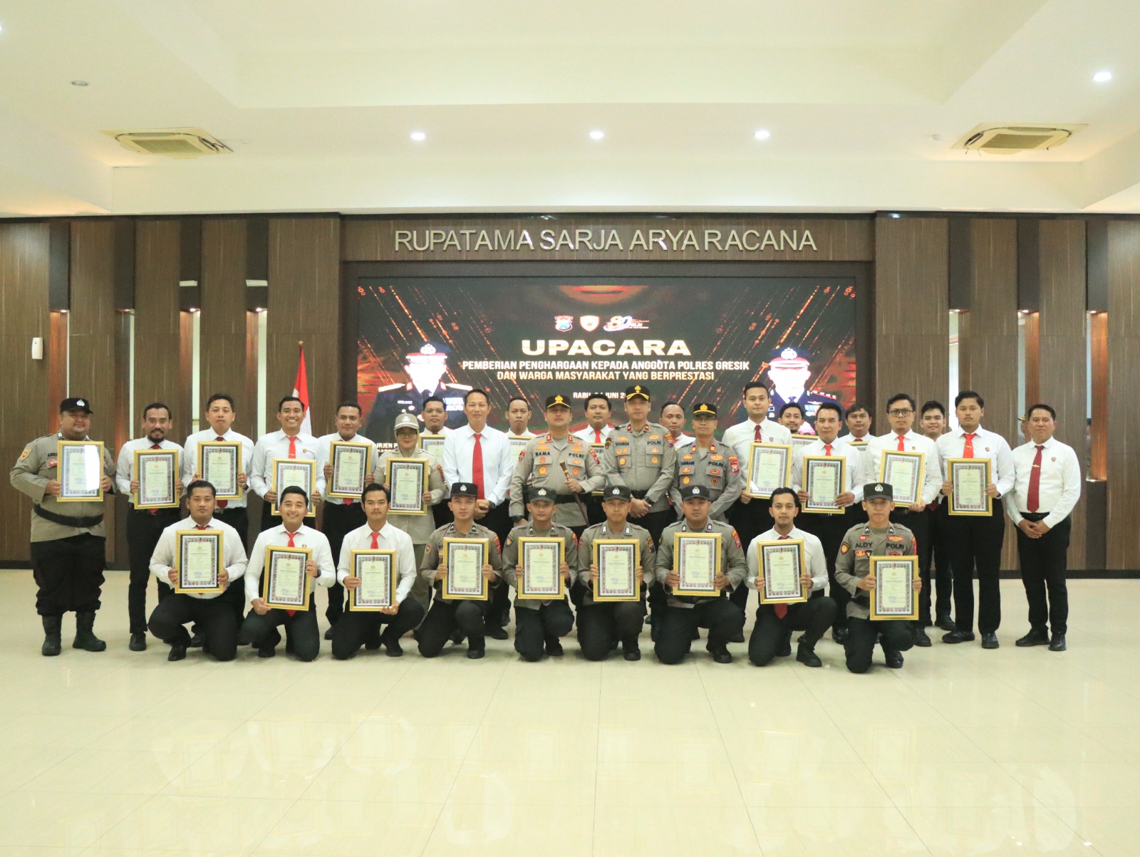 Ungkap Kasus Solar Subsidi dan Narkoba, Personel Polres Gresik Diguyur Penghargaan