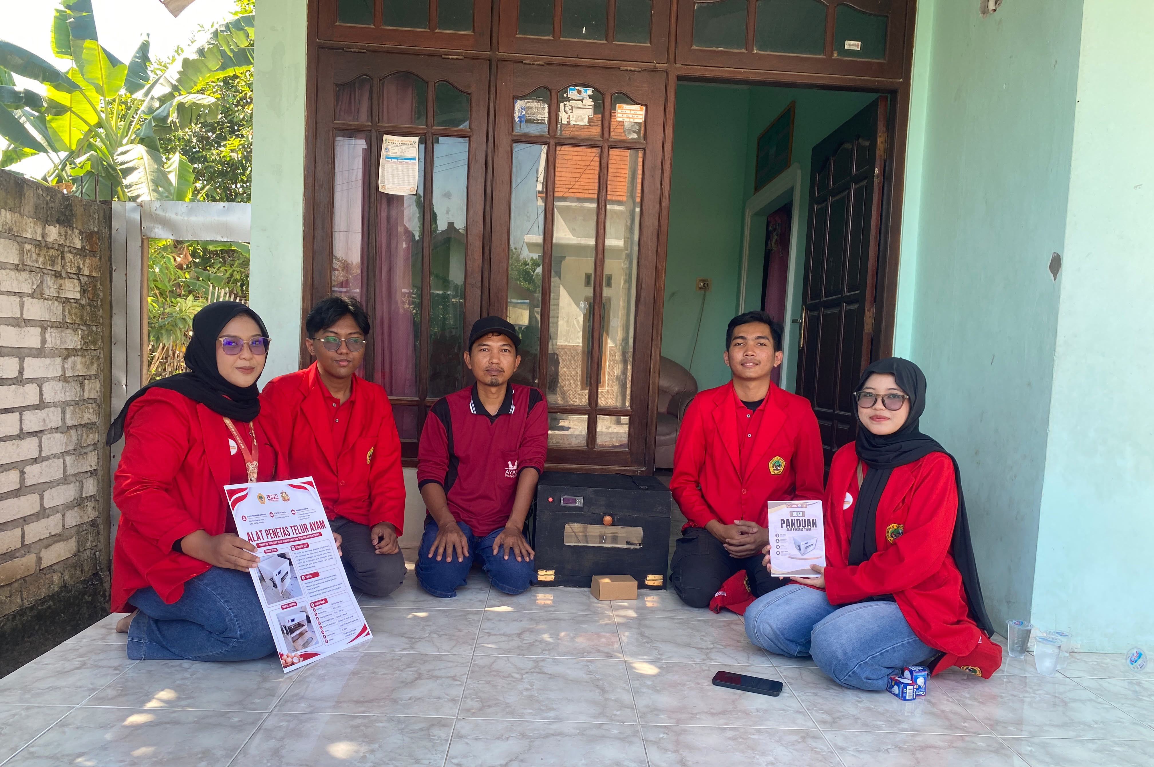Mahasiswa Universitas 17 Agustus 1945 Surabaya (UNTAG Surabaya) Ciptakan Inkubator Penetas Telur Semi Otomatis, Bantu Peternak Ayam di Desa Sukorejo, Kecamatan Sidayu, Kabupaten Gresik