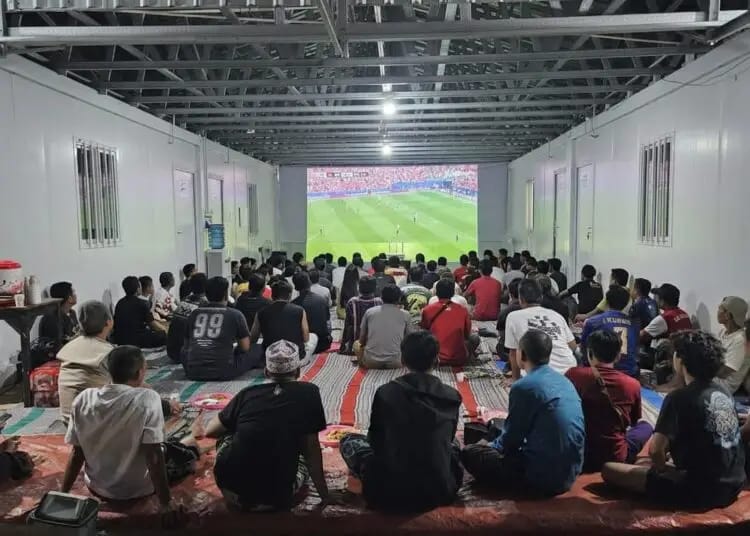 Nonton bareng (nobar) Piala Dunia 2026 yang digelar PT Bungah Industrial Park (BIP) di kawasan perusahaan, Desa Melirang, Kecamatan Bungah.