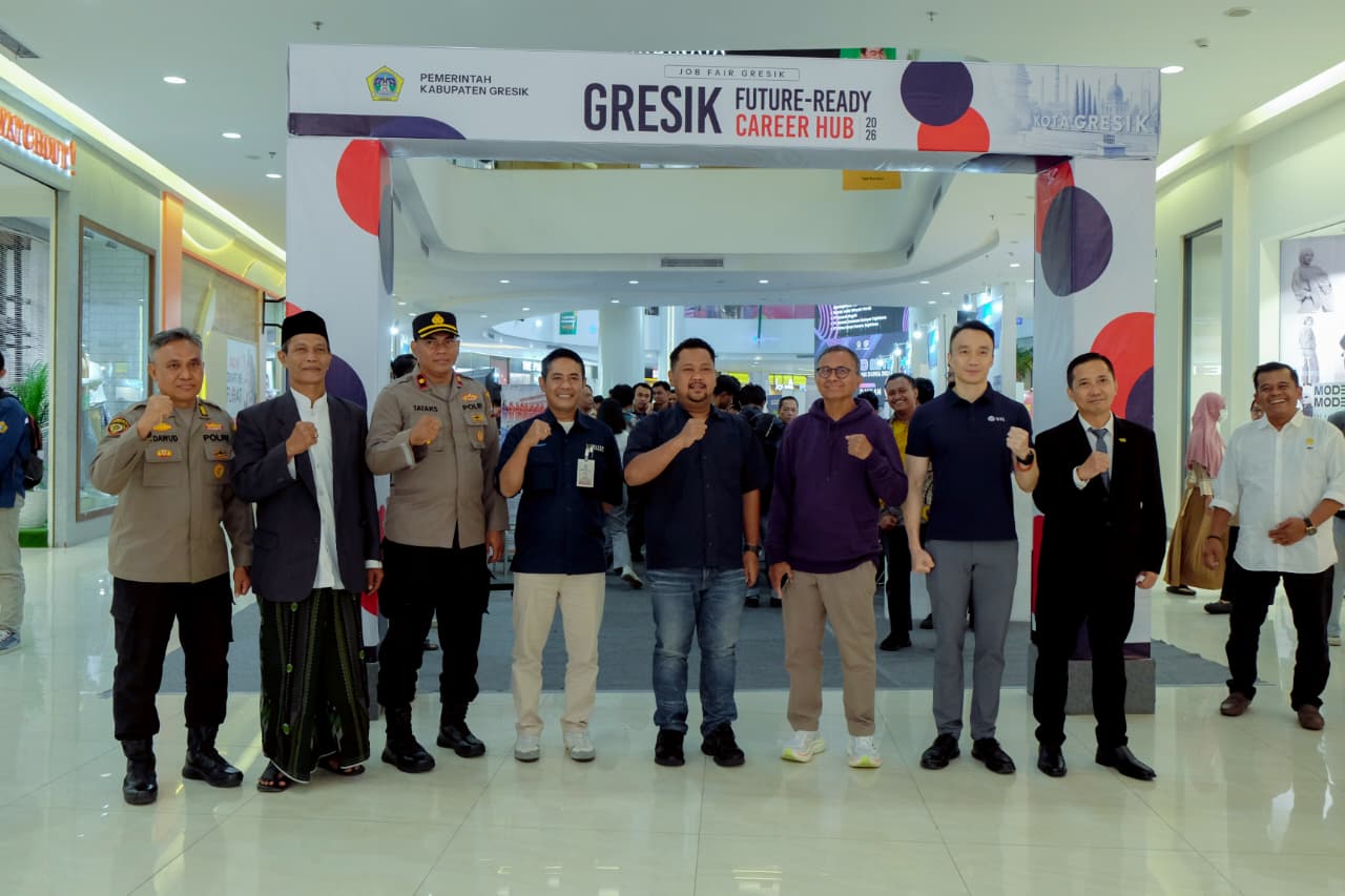 Bupati Gresik Fandi Akhmad Yani menegaskan penyelenggaraan Job Fair Tematik 2026 bukan sekadar agenda seremonial maupun gimmick. Kegiatan yang digelar di Icon Mall Gresik, Jumat (17/7/2026)