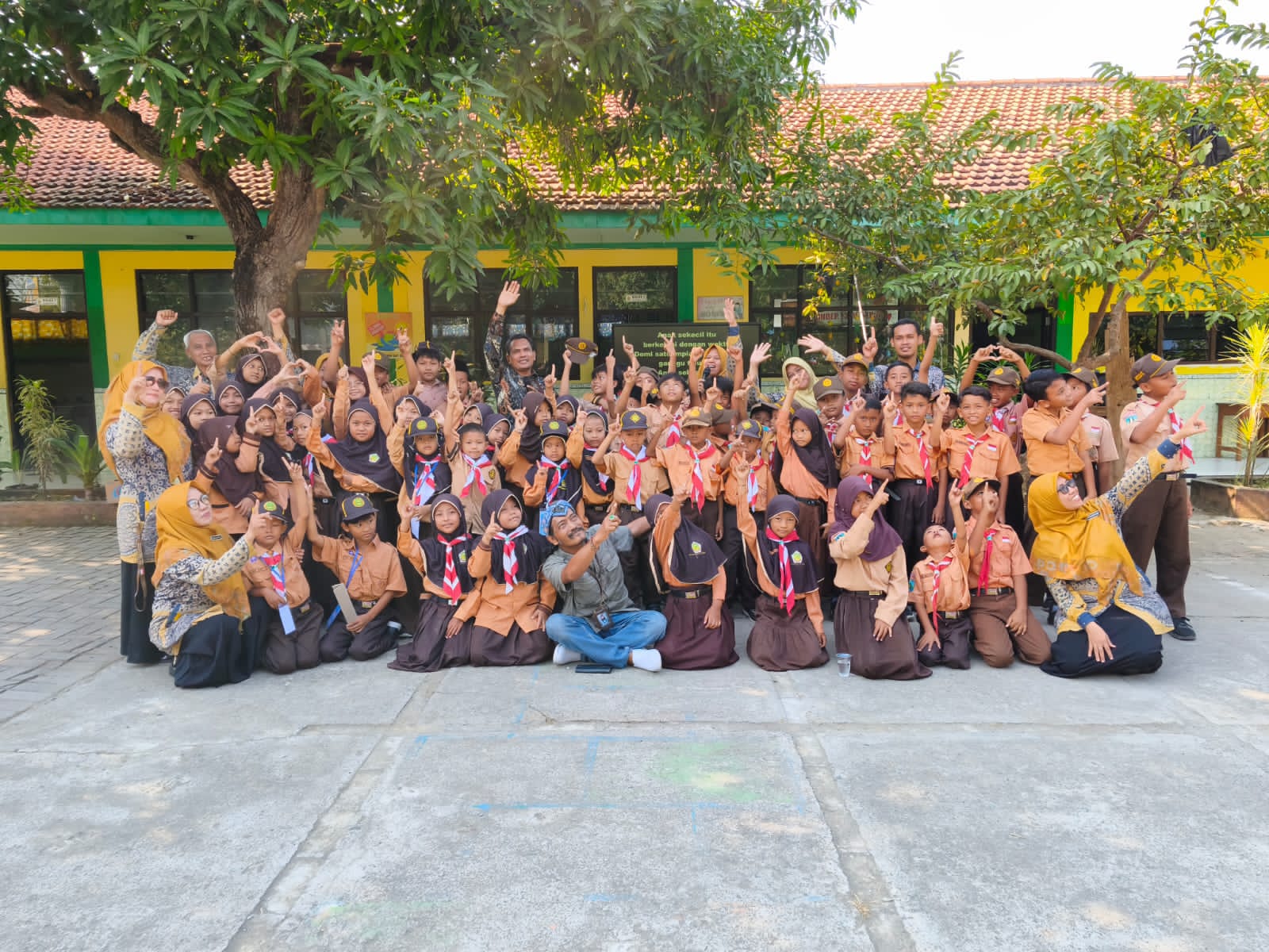 UPT SD Negeri 247 Gresik menutup rangkaian Masa Pengenalan Lingkungan Sekolah (MPLS) Tahun Ajaran 2026/2027 dengan kegiatan Literasi Puisi yang berlangsung meriah, Sabtu (18/7/2026).