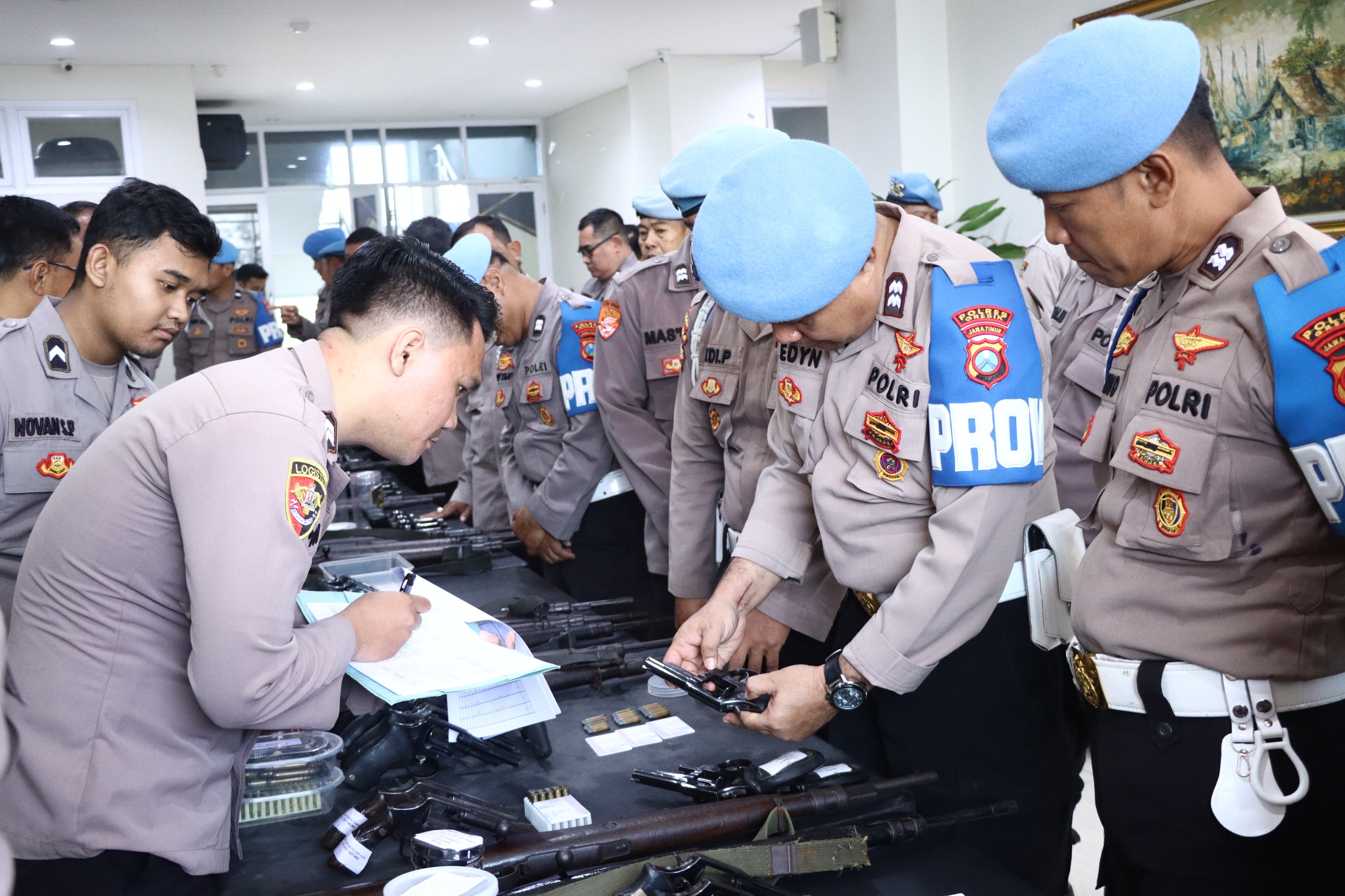 Pengawasan Internal Diperketat, Polres Gresik Cek Kondisi dan Administrasi Senpi Dinas