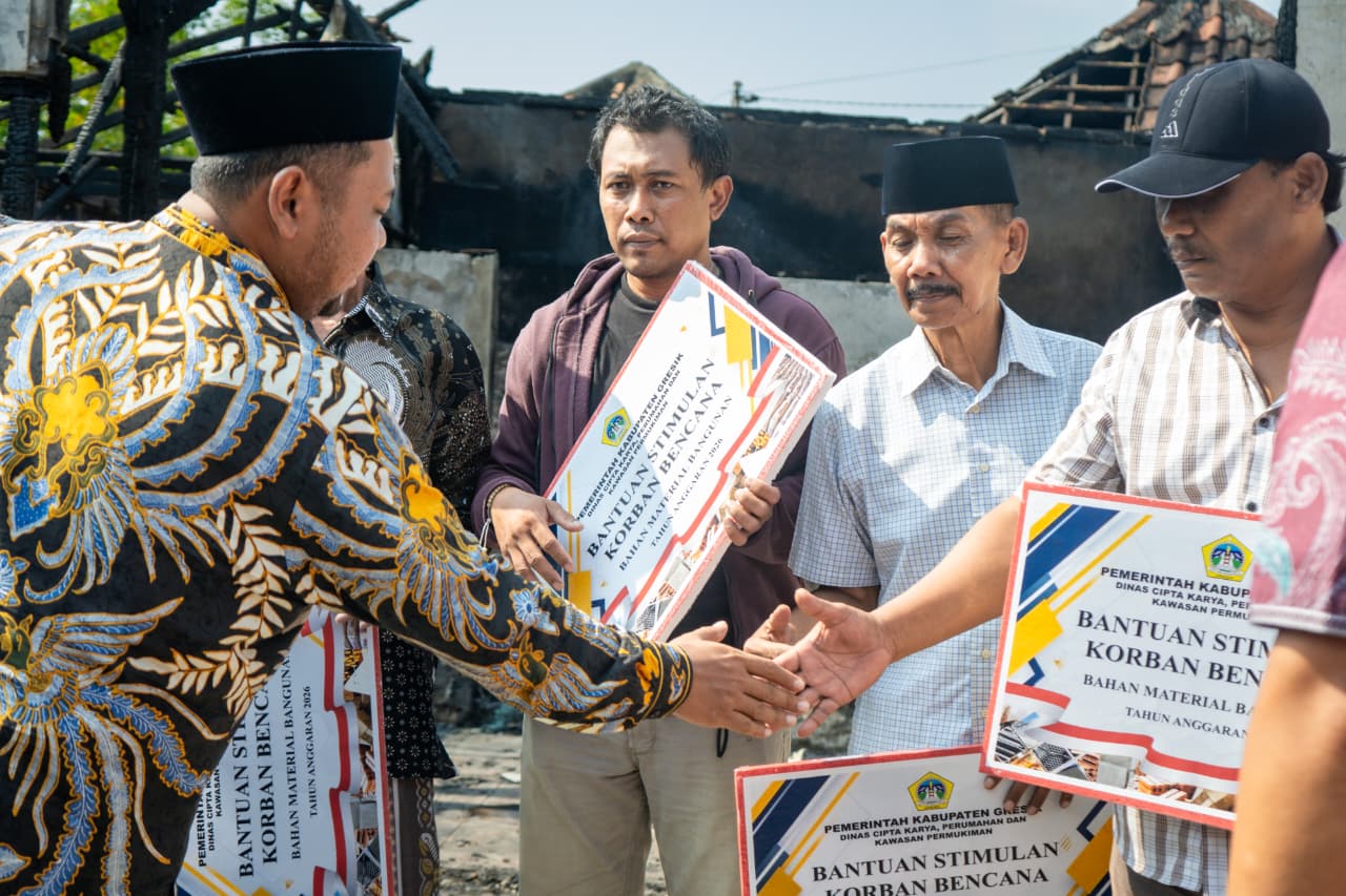 Bupati Gresik Salurkan Bantuan Material untuk Korban Kebakaran di Sembayat