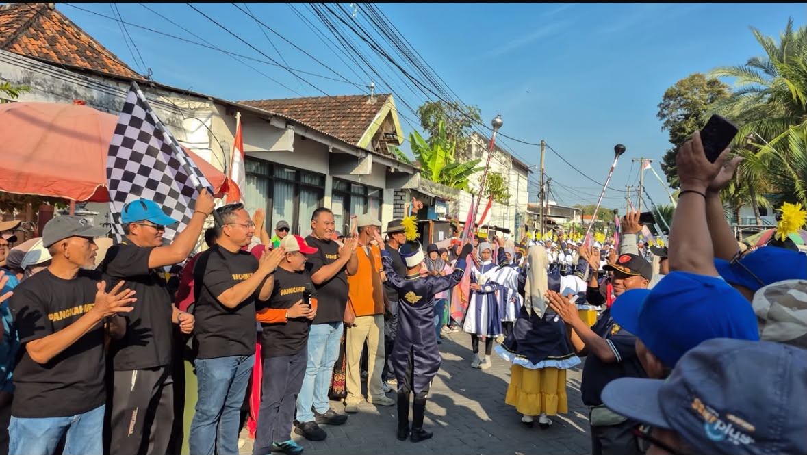 Ribuan warga Desa Pangkahwetan, Kecamatan Ujungpangkah, Kabupaten Gresik, memeriahkan peringatan HUT ke-81 Kemerdekaan Republik Indonesia melalui kegiatan jalan sehat semarak kemerdekaan, Minggu (9/8/2026).