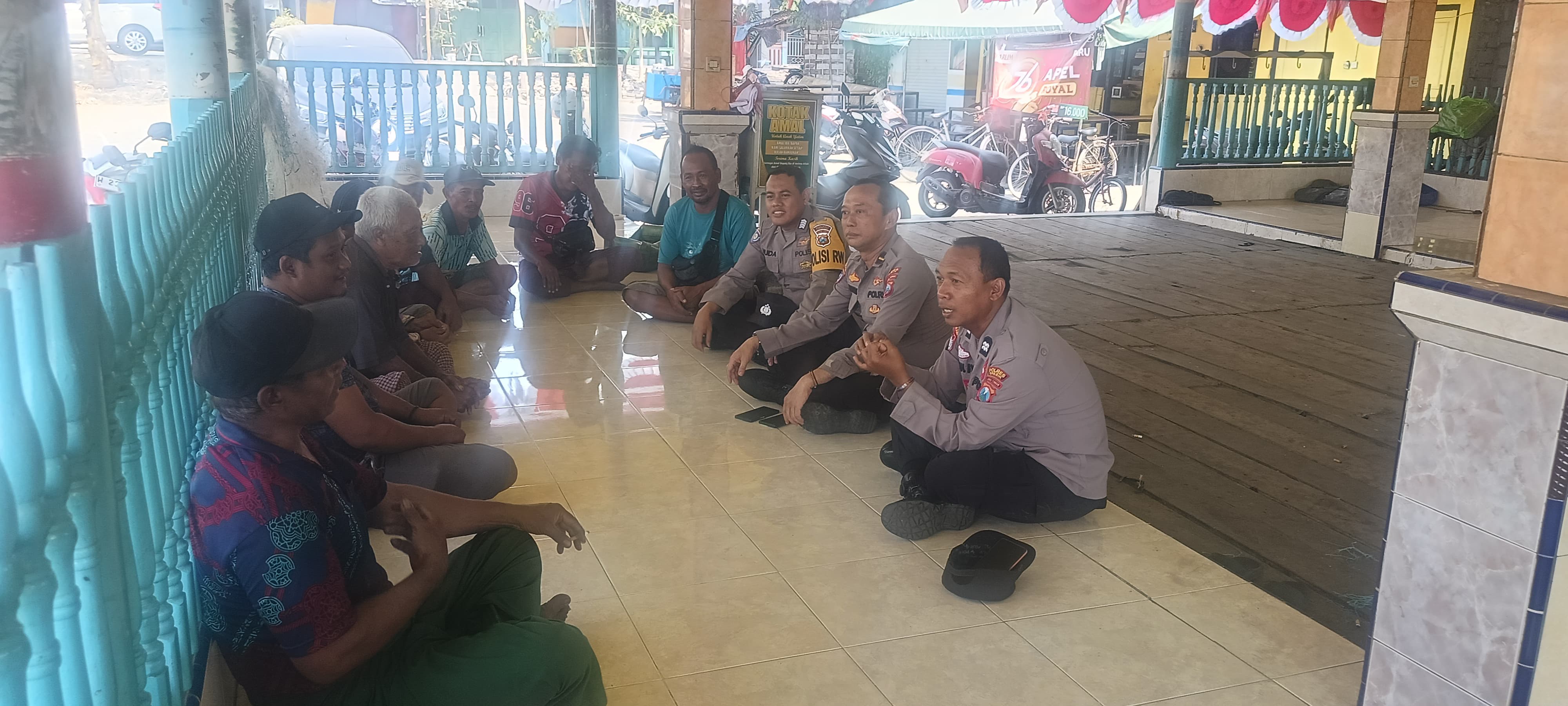 Polres Gresik melalui Satuan Pembinaan Masyarakat (Satbinmas) bersama jajaran Bhabinkamtibmas