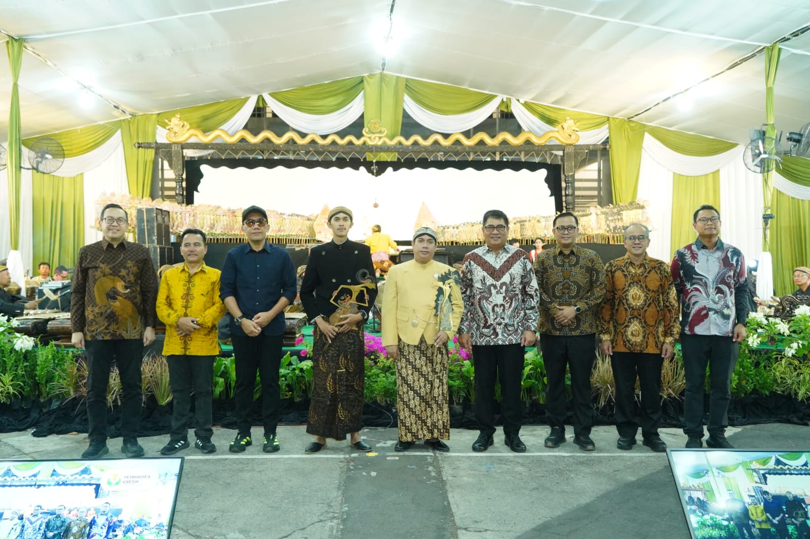 Direktur Utama Petrokimia Gresik Daconi Khotob bersama jajaran manajemen dan para dalang berfoto bersama saat pagelaran wayang kulit dalam rangka HUT ke-54 Petrokimia Gresik.JPG