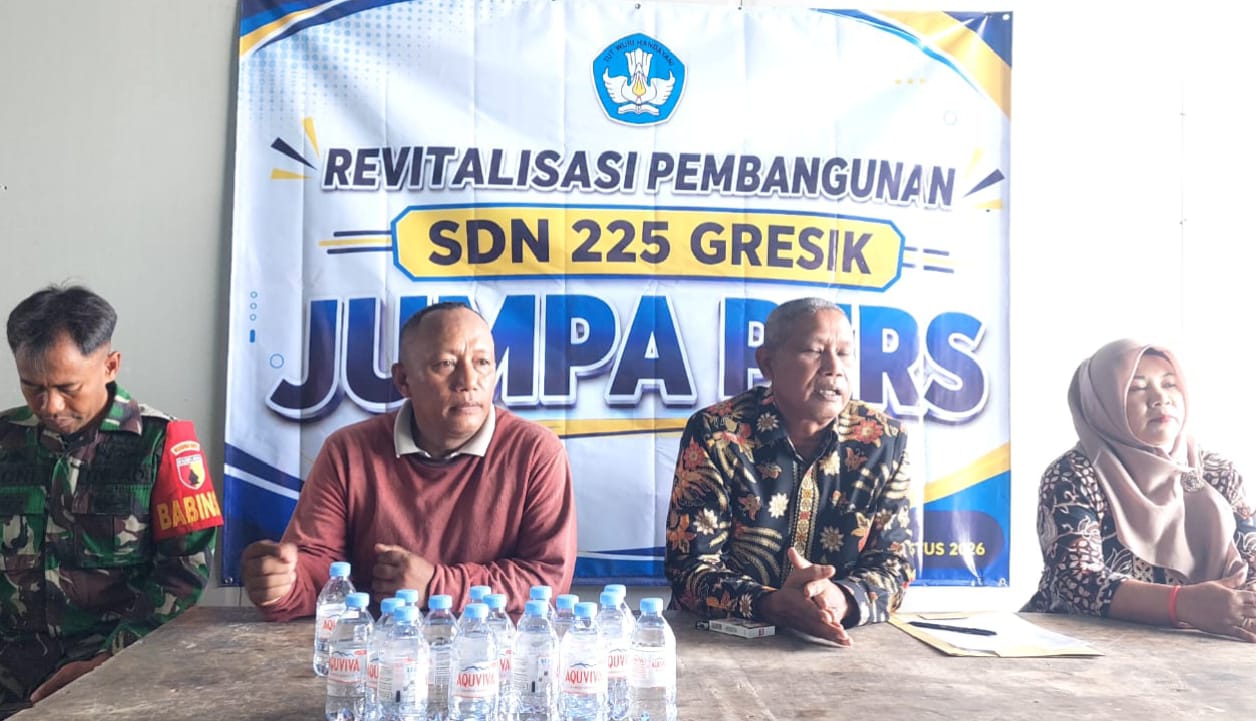387 siswa UPT SDN 225 Gresik untuk sementara harus mengikuti kegiatan belajar mengajar di gedung serbaguna milik Pemerintah Desa (Pemdes) Kepatihan, Kecamatan Menganti, Kabupaten Gresik.