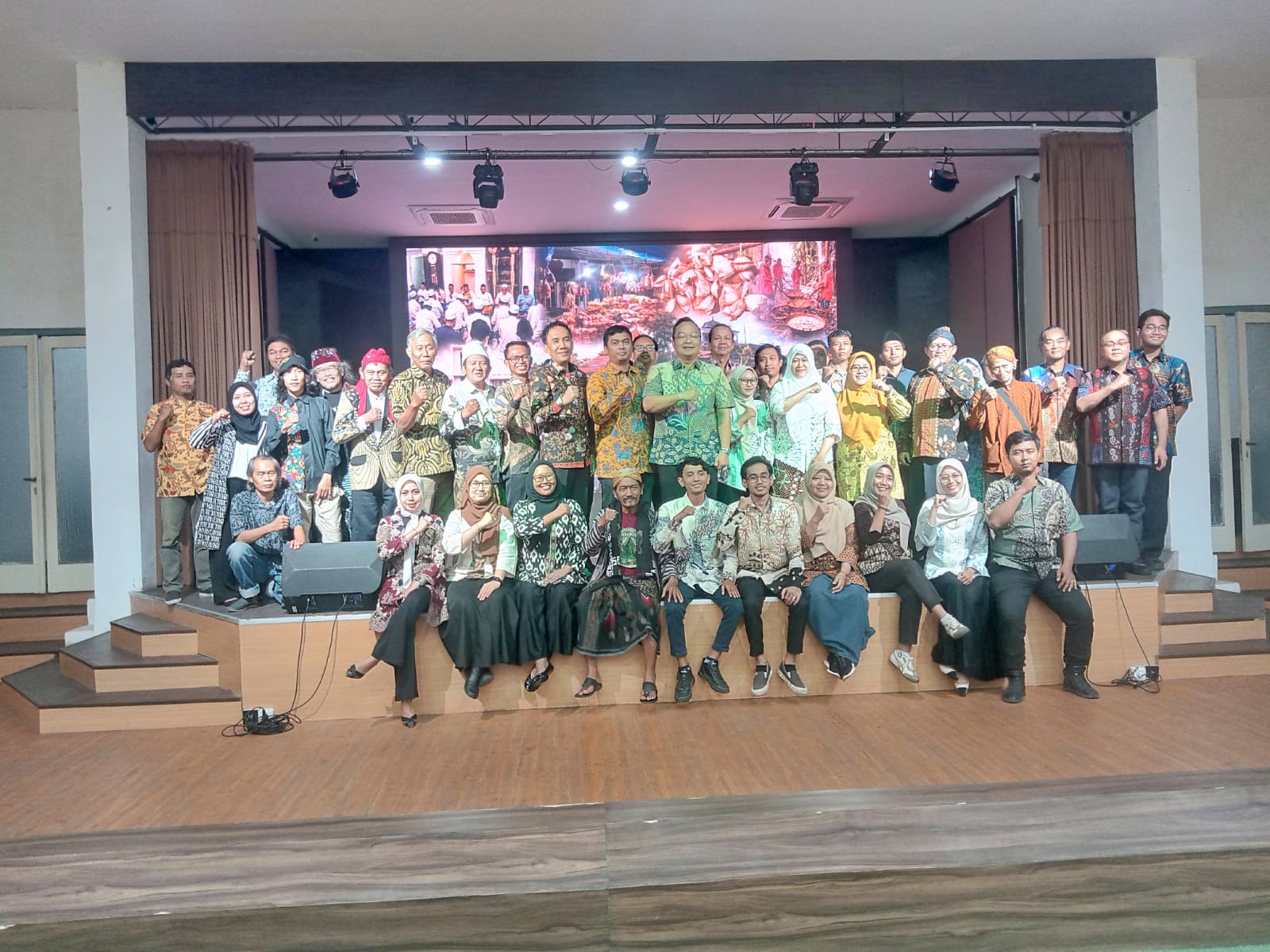 Wakil Bupati Gresik dr. H. Asluchul Alif melantik pengurus Dewan Kebudayaan Gresik (DKG) periode 2026-2029 di Gedung Nasional Indonesia (GNI) Gresik, Kamis (20/8/2026) malam.