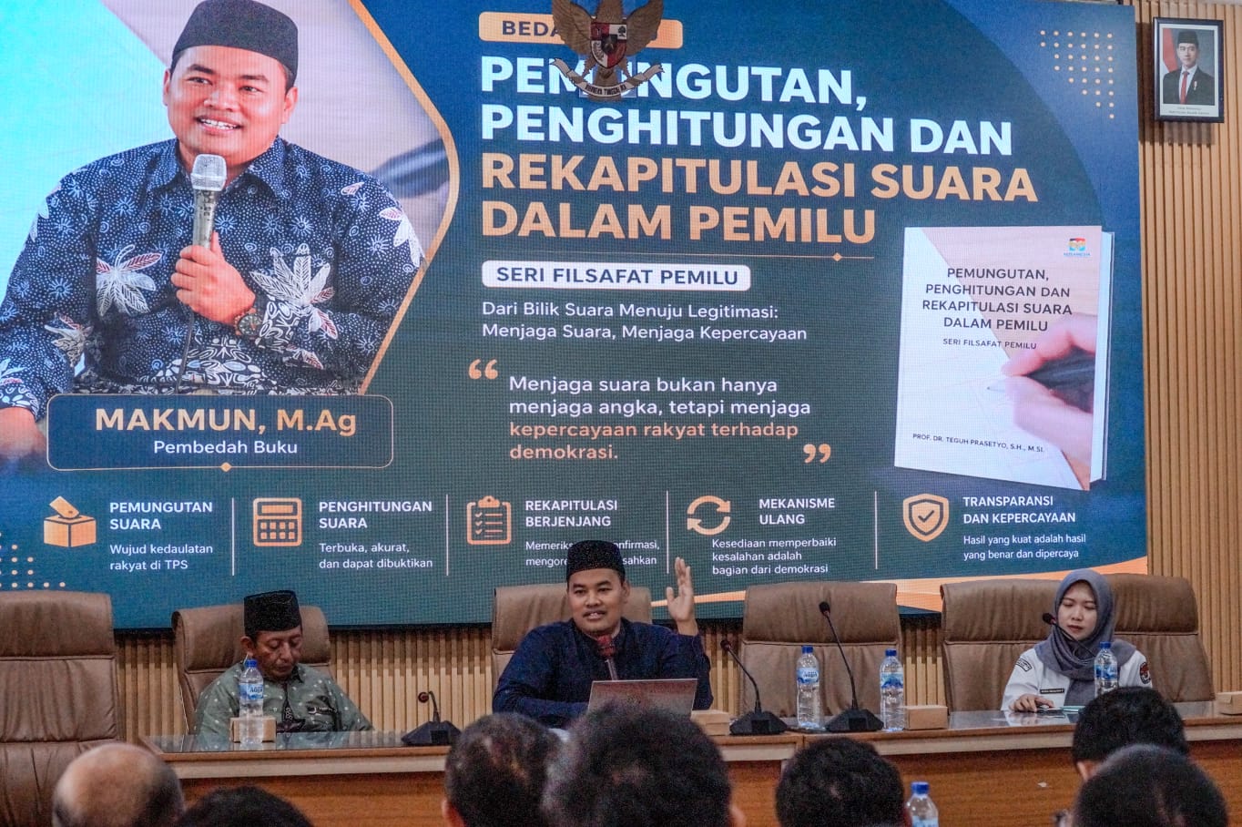 KPU Gresik Gelar Bedah Buku, Makmun: Demokrasi Tak Cukup Sekadar Coblosan
