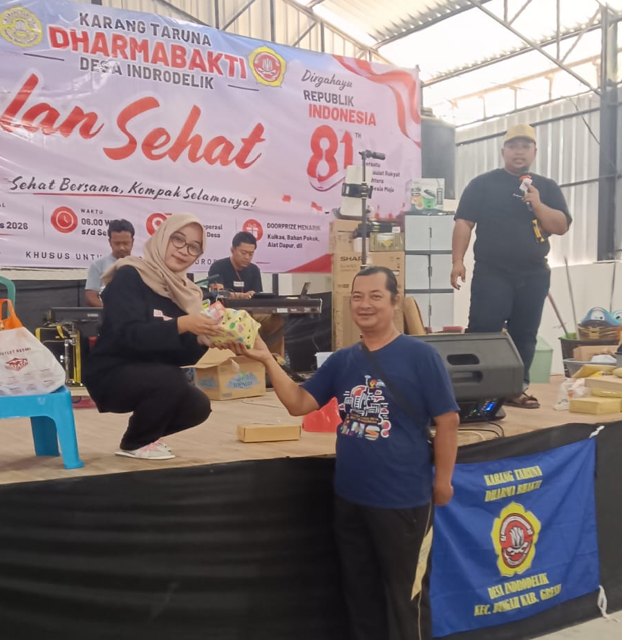 Salah satu warga saat menerima hadiah undian jalan sehat peringati HUT RI ke 81 Desa Indrodelik