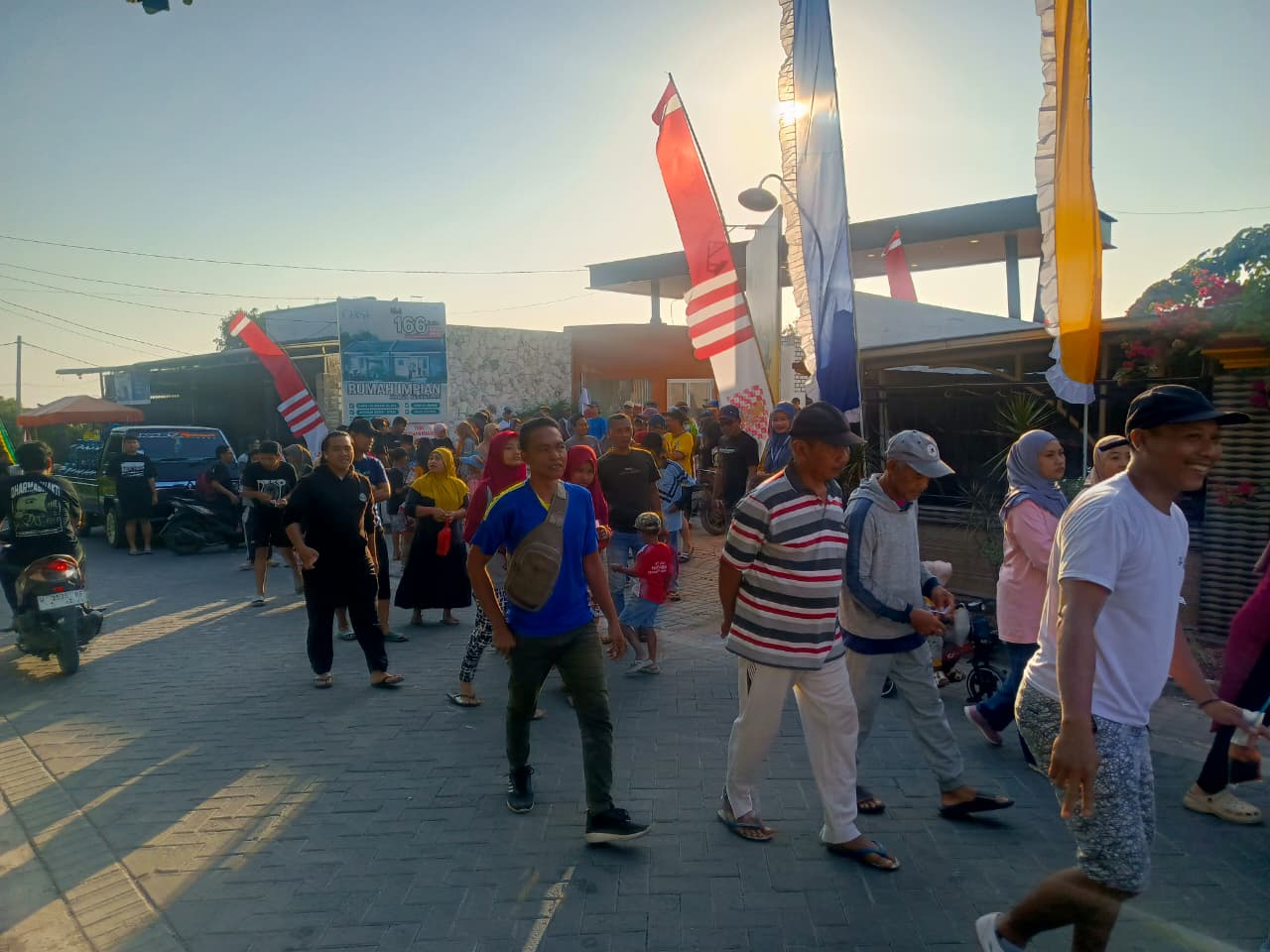 Ratusan warga Desa Indrodelik, Kecamatan Bungah, Kabupaten Gresik, antusias mengikuti jalan sehat dalam rangka memperingati Hari Ulang Tahun (HUT) ke-81 Kemerdekaan Republik Indonesia, Selasa (25/8/2026).