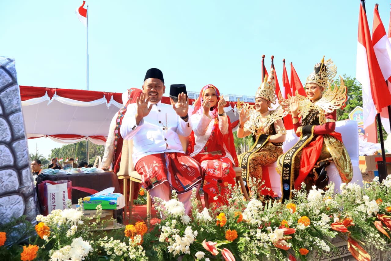 Gresik Merdeka Carnival 2026 Meriah, Bupati Yani dan Wabup Alif Ikut Karnaval Naik Mobil Hias Nogo Giri