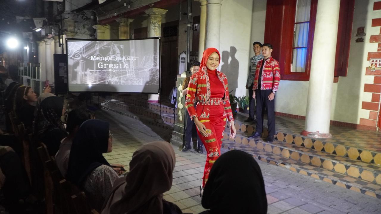 Festival Menjadi Gresik, yang digagas Yayasan Gang Sebelah dan berlangsung pada 15–30 Agustus 2026 di Kampung Kemasan, Kelurahan Pekelingan, Gresik.