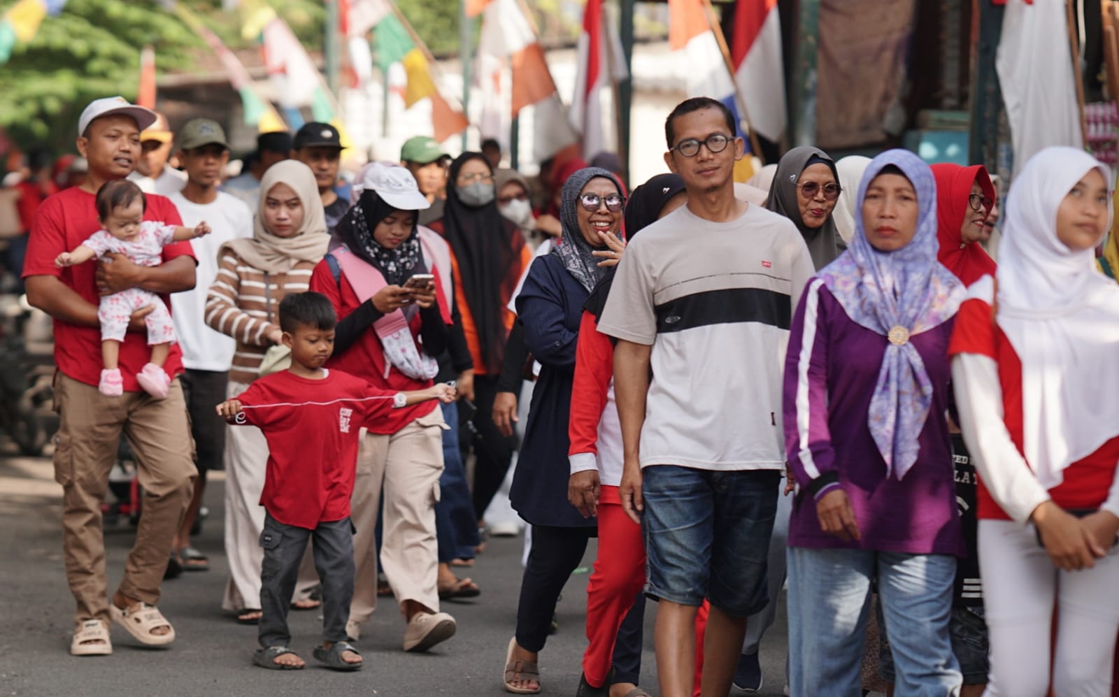 Ribuan Warga Mojopurowetan Gresik Tumpah Ruah Ikuti Jalan Sehat, Hadiah hingga Kulkas Disiapkan
