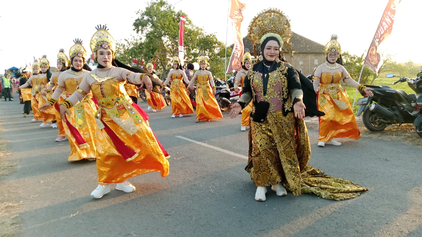 Ribuan Warga Tumpah Ruah Banjiri Glindah Carnival Puncak Perayaan HUT RI ke 81